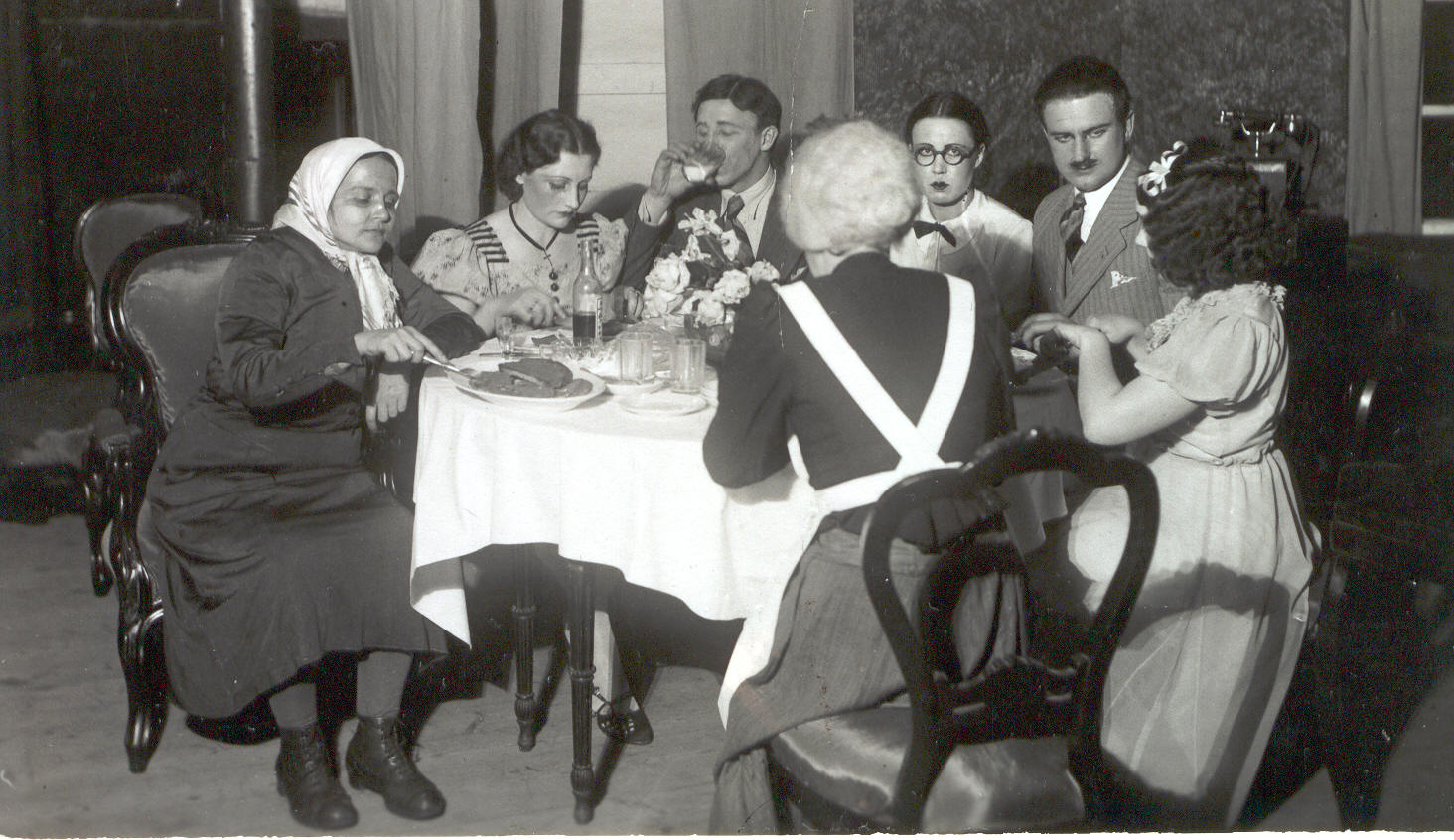 Foto. Stseen A. Adsoni näidendi "Karu läheb meelõksu" esietenduselt Kandles. 26.02.1935.a.