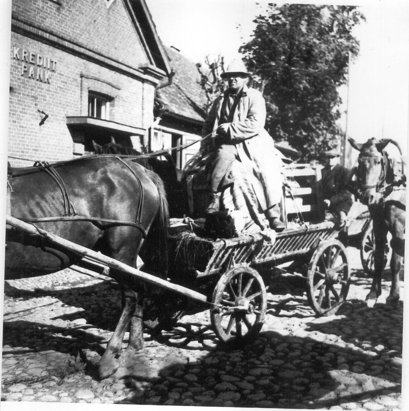 Foto. Üks  Leevi talupoegade punavoorist osavõtja  Võru turuplatsil Krediitpanga ees 1950.a.