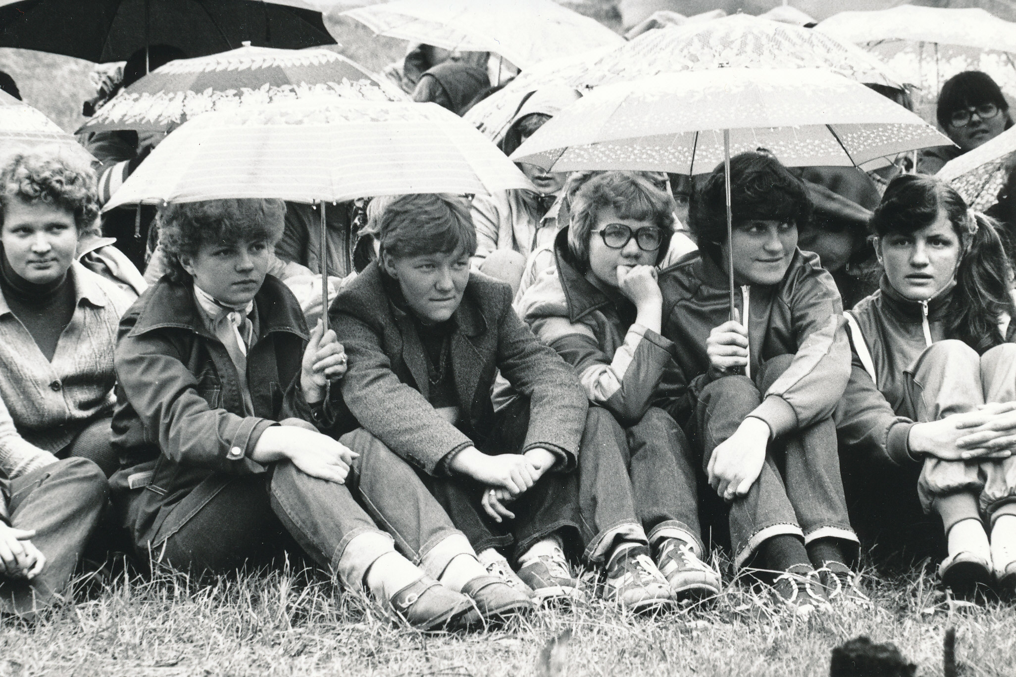 Foto. Võru rajooni suvepäevad Rõuges 1982. Loengu kuulamist ei takista ka vihm!