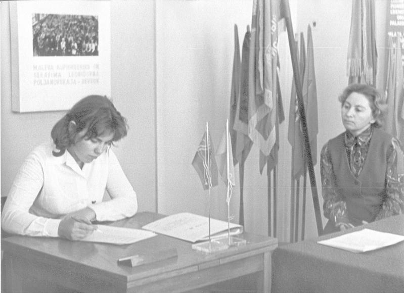 Foto. Raporti allakirjutamine NLKP 25. kongressile Võru I Keskkoolis 1971.a. foto Mati Pakler