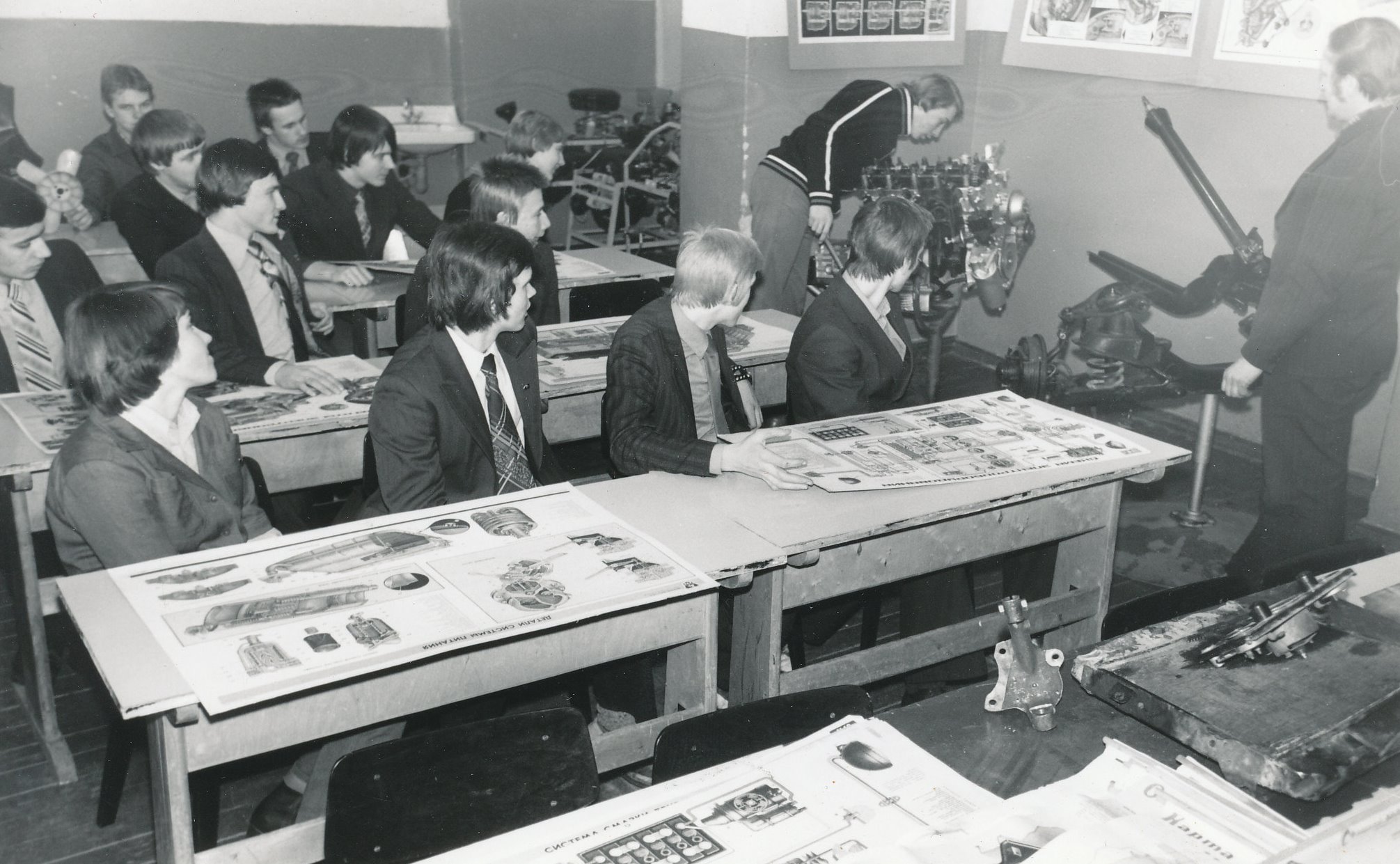 Foto. Traktoriõpetuse tund Vastseliina Keskkoolis 1981.a. õpetaja Puusepa juhendamisel.
