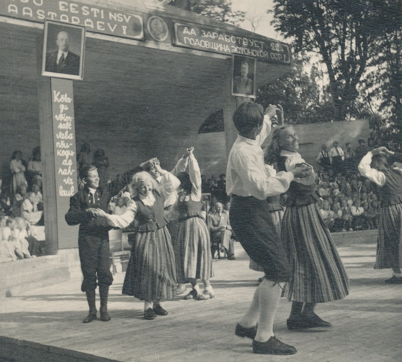 Foto. Esinevad rahvatantsijad  Vastseliina rajooni laulupeol 22.juulil  1951.a..