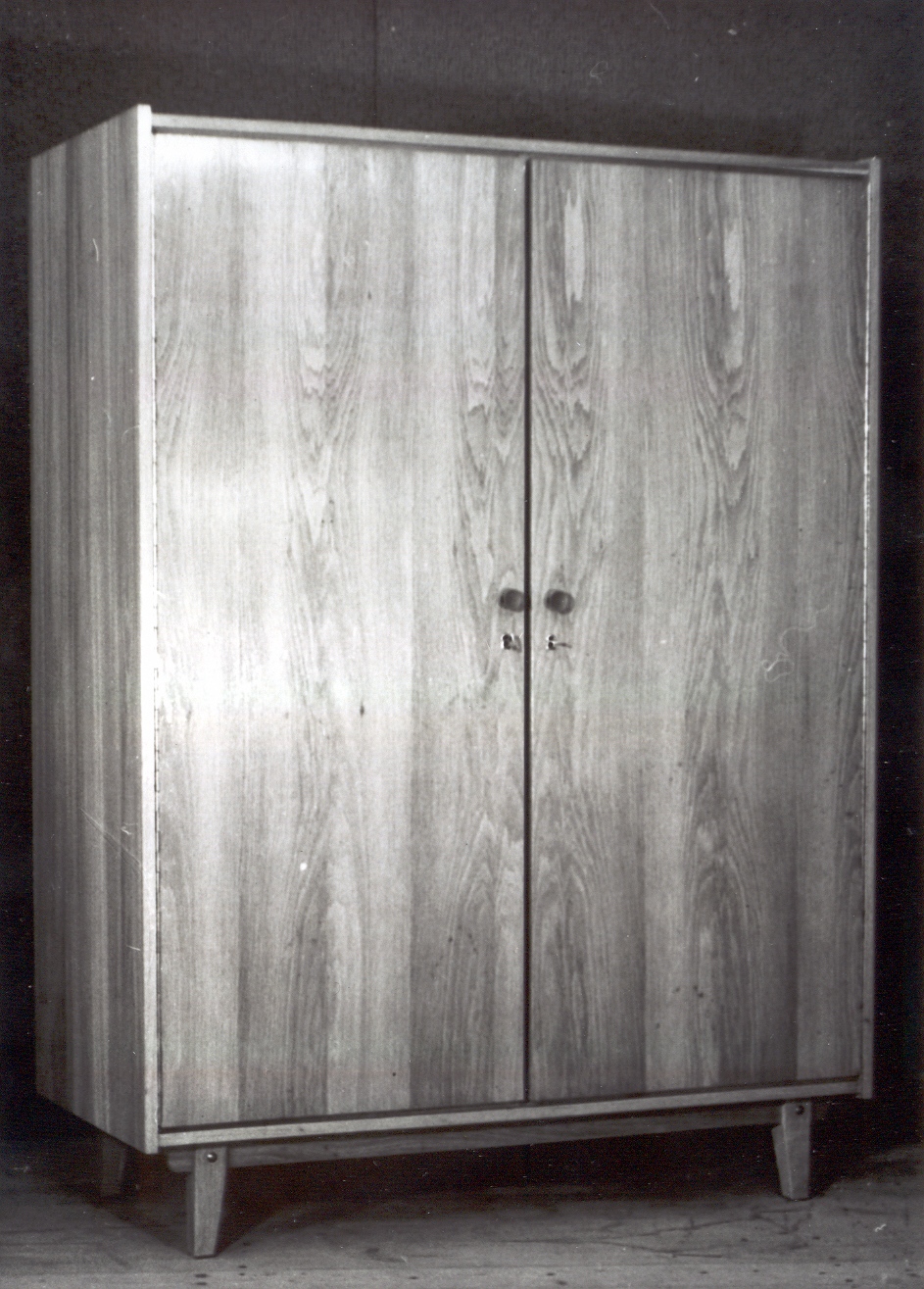 Foto. Võru Metsakombinaadi mööblitsehh. Kahe uksega vineerist riidekapp.