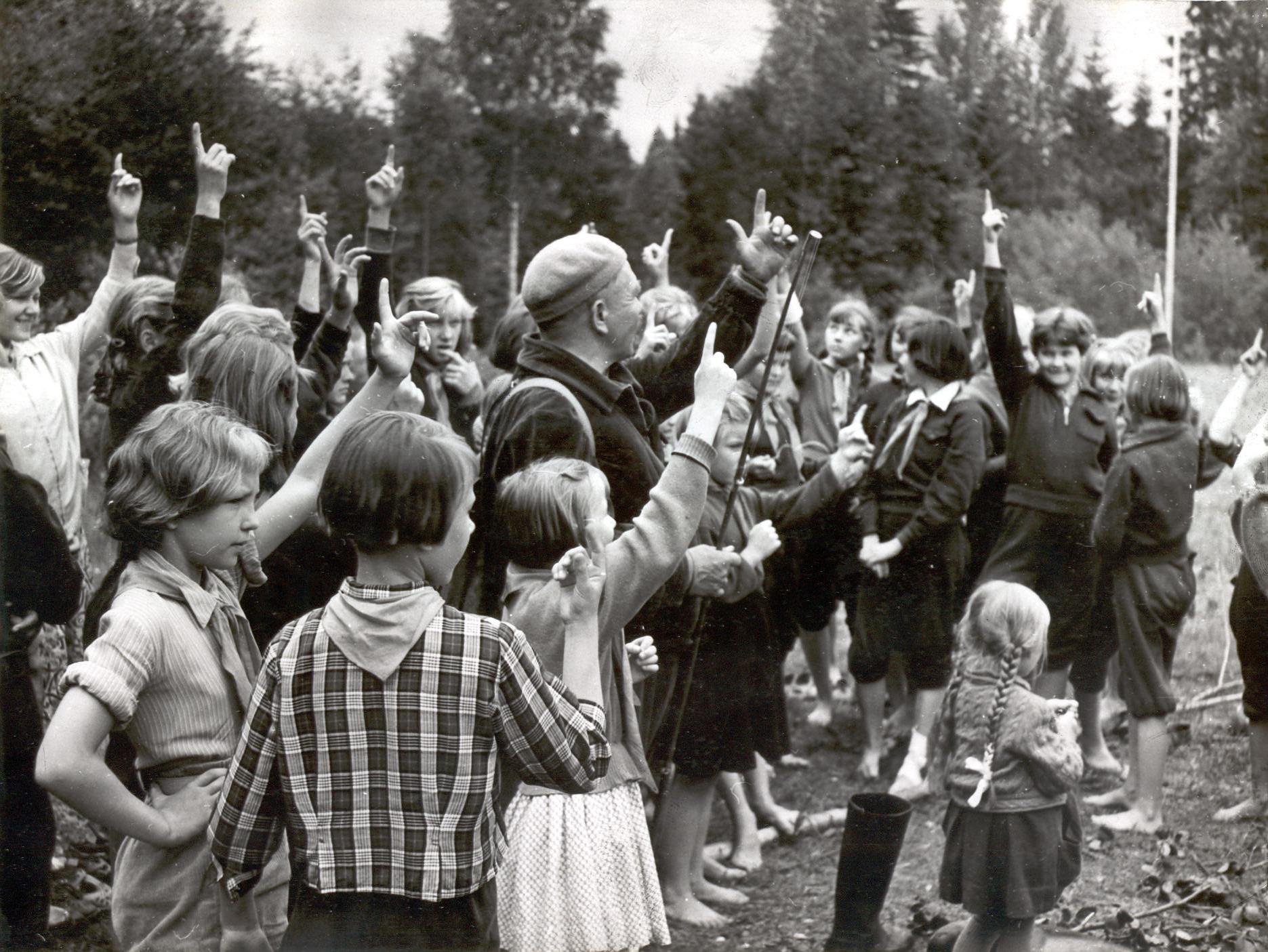Foto. Võru rajooni pioneerid Pärlijõe pioneerilaagris Rõuges  Matsi küla all. Looduse tundmaõppimine A. Ivaski juhendamisel.
