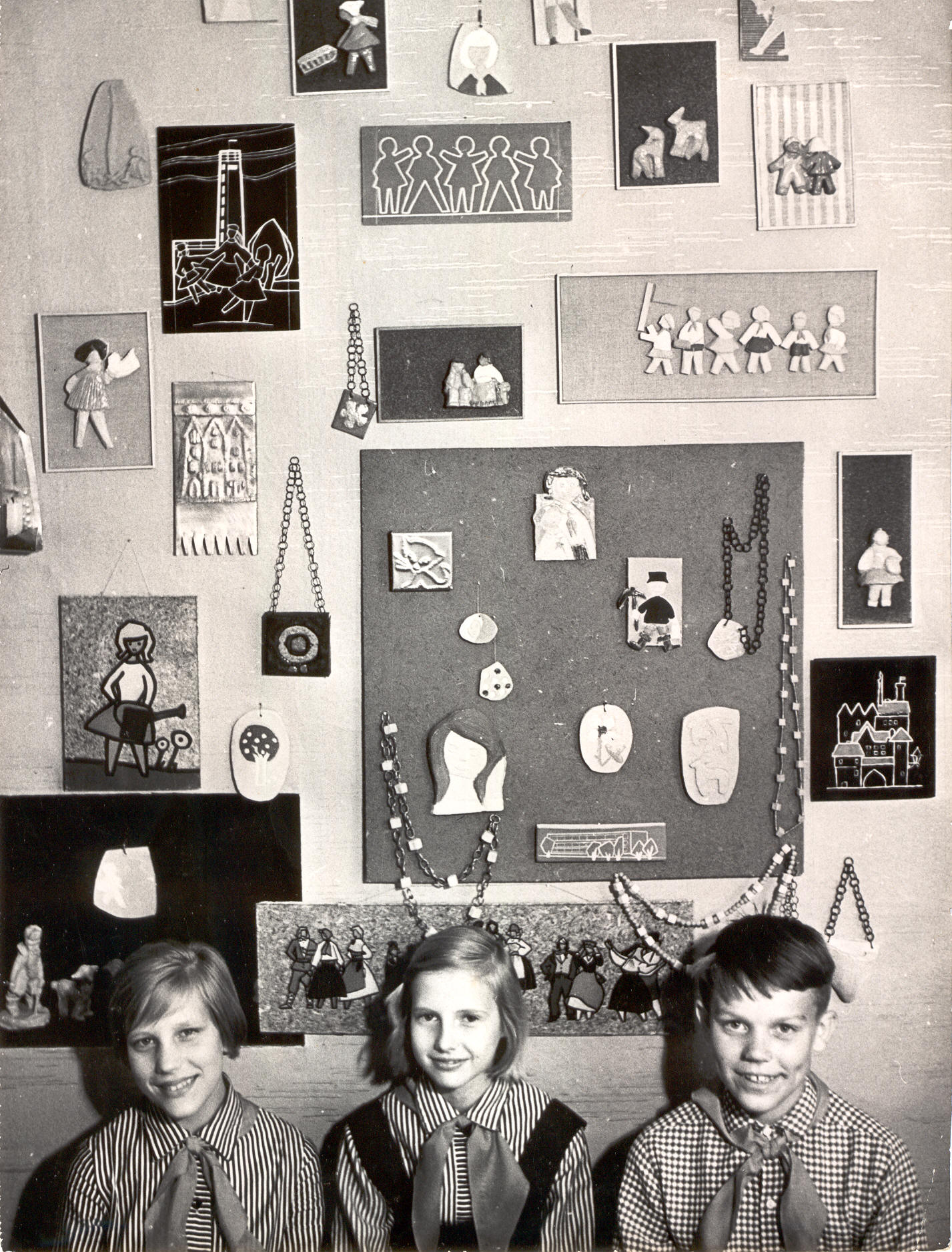 Foto. Võru Pioneeride Maja kunstiringi õpilaste  näitus Võru I Keskkoolis.