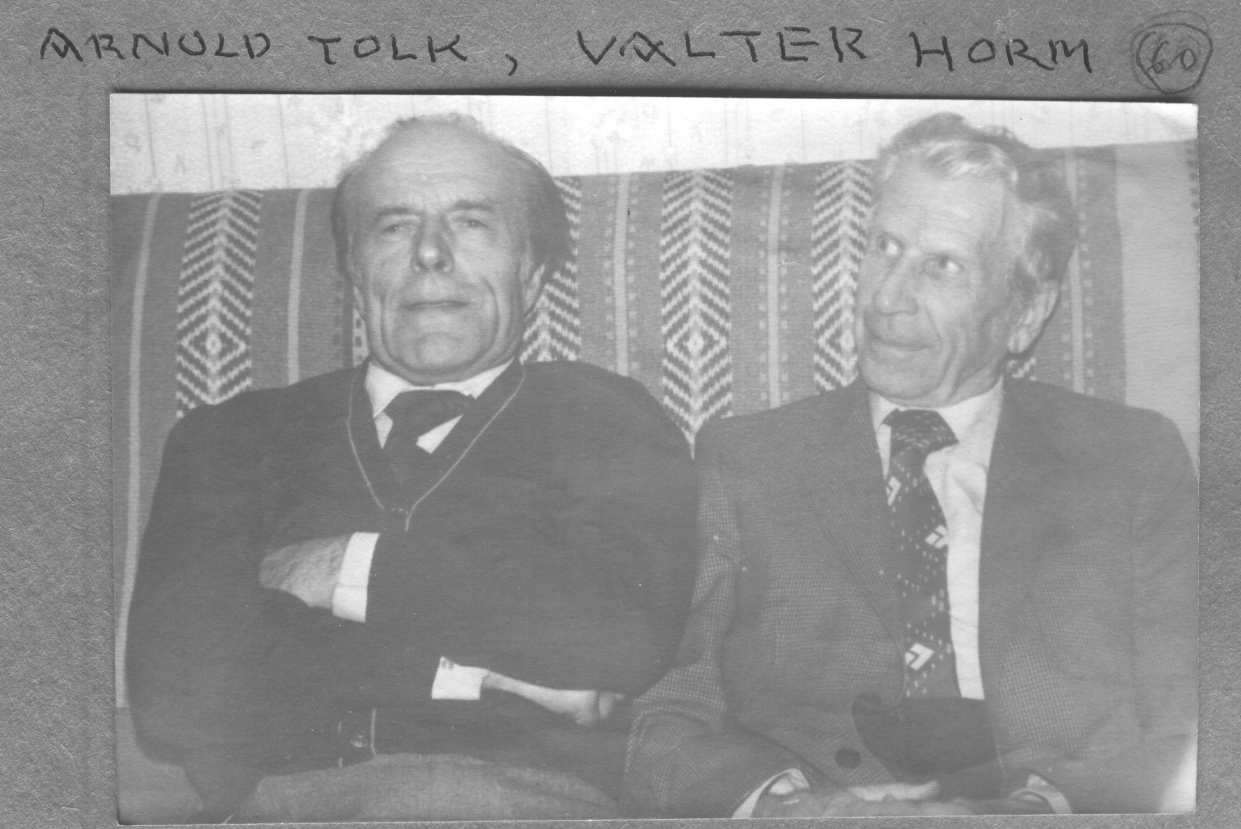 Fotoalbum. Ivask, Alberti  75. sünnipäev kodus 1981.a. septembris, vestlushoos VÕS-i vilistlased Arnold Tolk ja Valter Horm