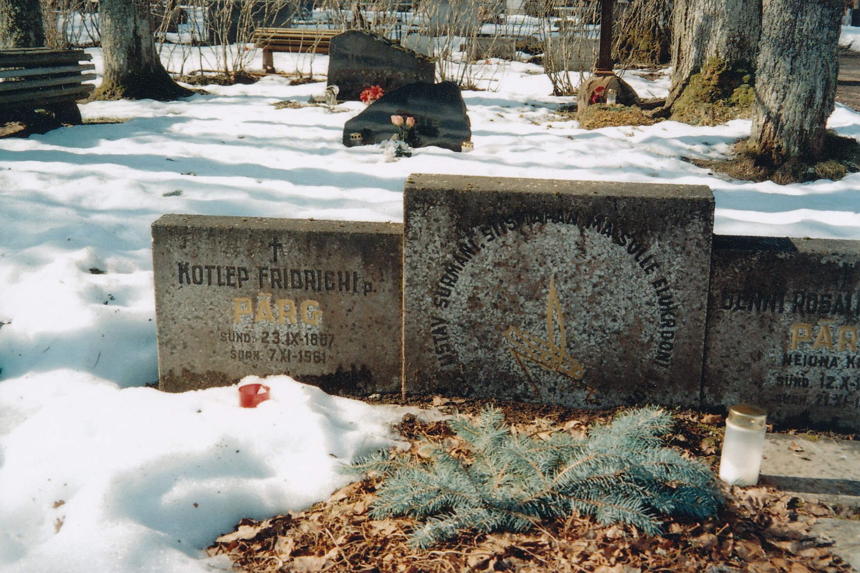 Foto. Eesti Vabadusristi kavaleri Kotlep Friedrichi poeg Pärgi haud Vastseliina kalmistul 01. detsembril 2004