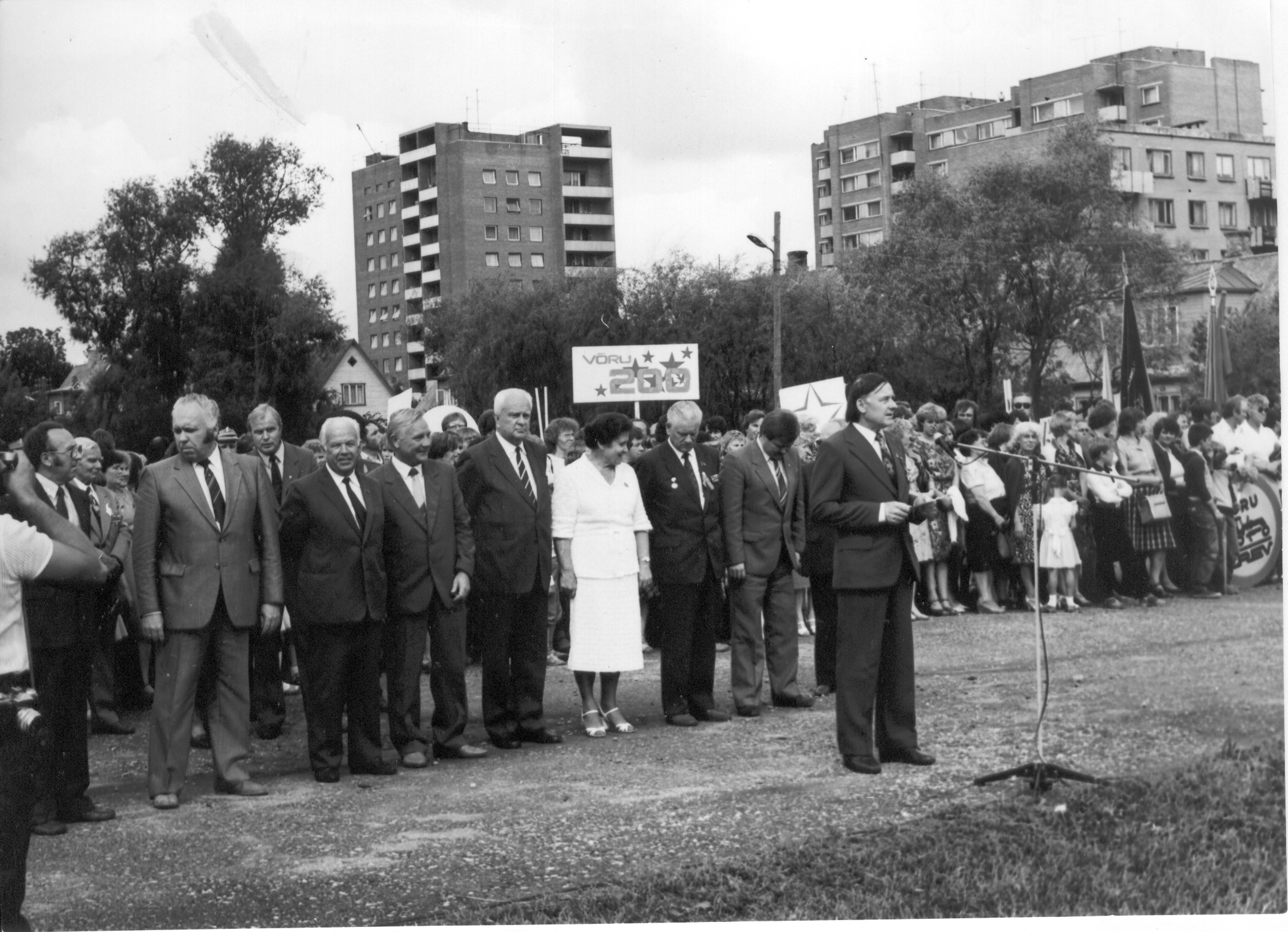 Foto.Võru Linna RSN TK esimehe asetäitja Roose kõnelemas miitingul "Rannatare" ees Võrus 11.augustil 1984.a.