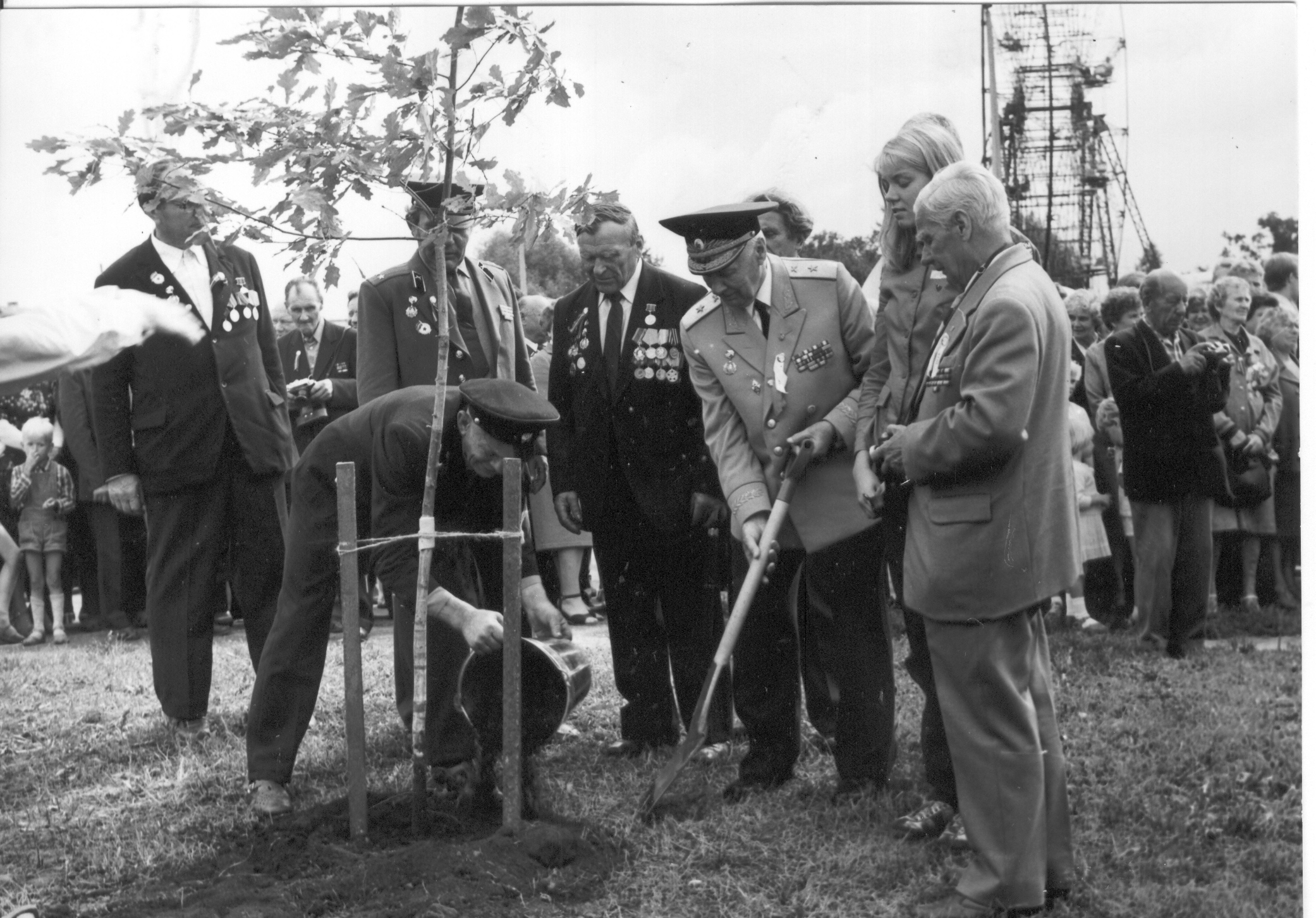 Foto. Sõjaveteranid E.Haugas, Lill ja Karl Aru tamme istutamas rahu alleele Rannatare ees 11.augustil 1984a.