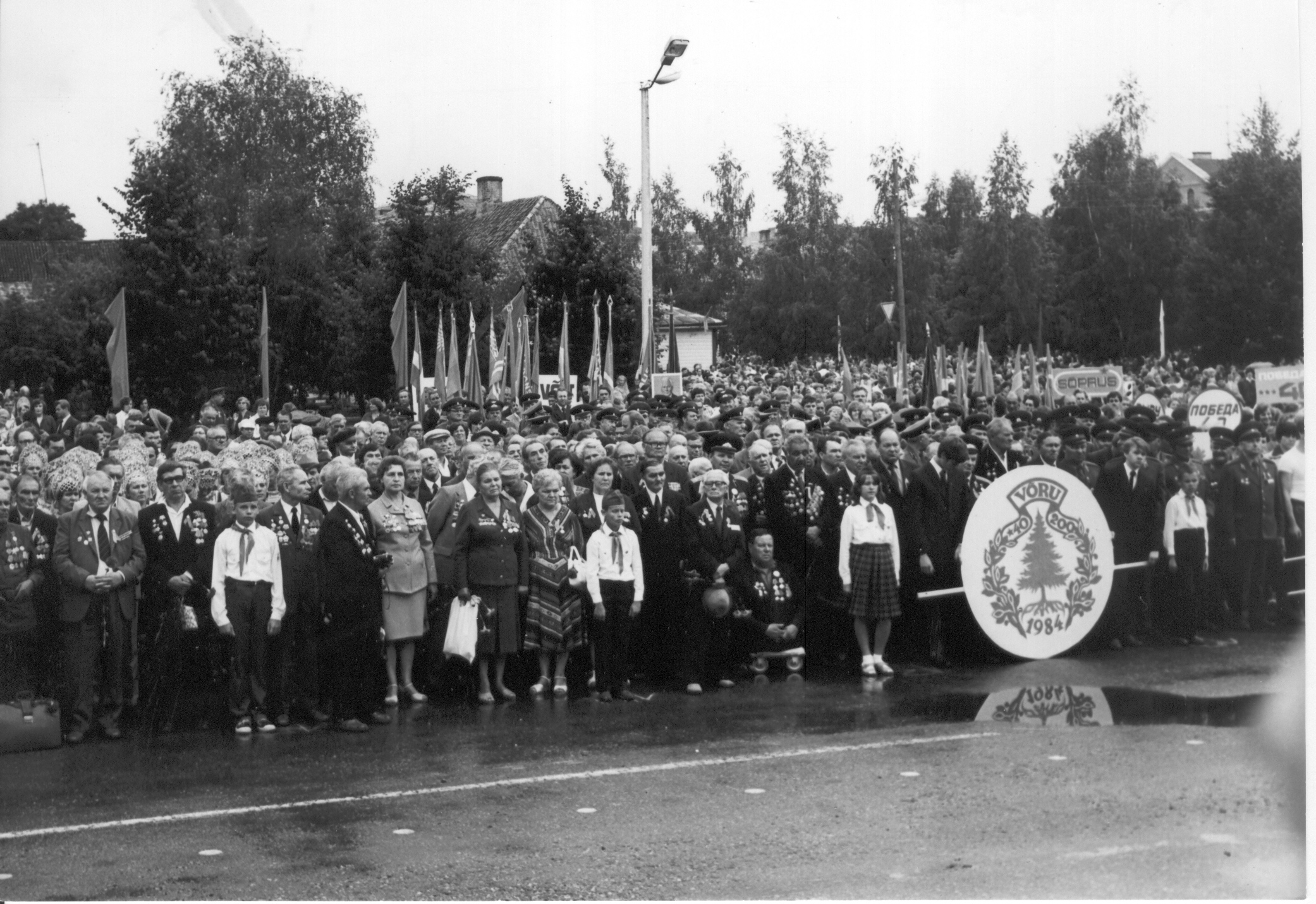 Foto. Sõjaveteranid miitingul  Punaste Küttide väljakul 11.augustil 1984.a.