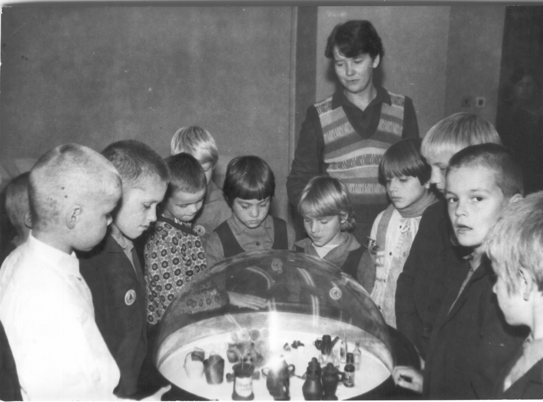 Foto.Tilsi Lastekodu lapsed tutvumas Võru Koduloomuuseumis näitusega "Eesti filminukkude kirev maailm" 4.oktoobril 1985.a. Seletusi jagab massitöö osakonna juhataja Tiia Haug.