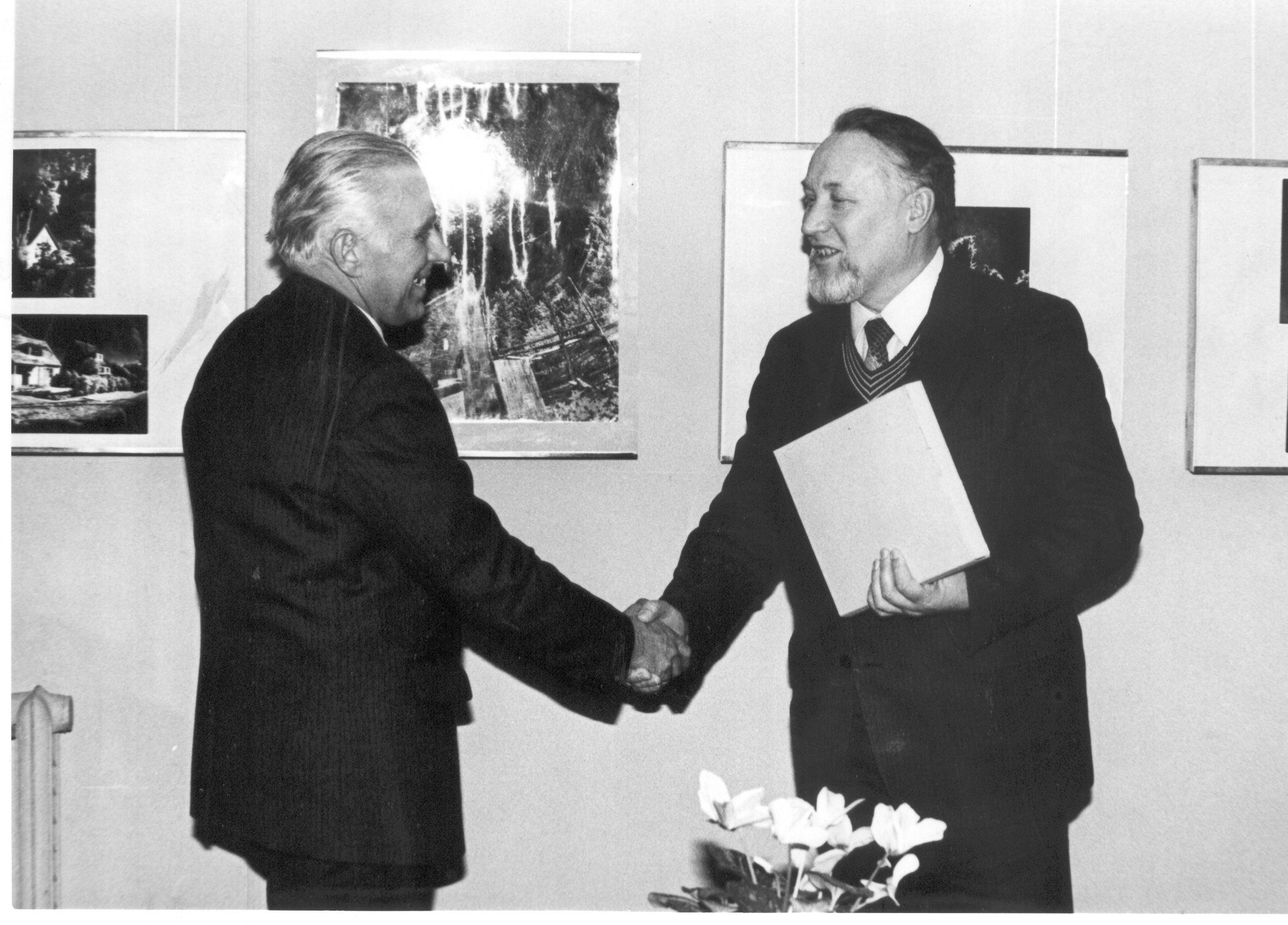 Foto.Võru  Koduloomuuseumi  ekspositsiooni avamise aktus 7.veebruaril 1985.a. Muuseumit õnnitleb Meremuuseumi nimel teadur Bruno Pao.