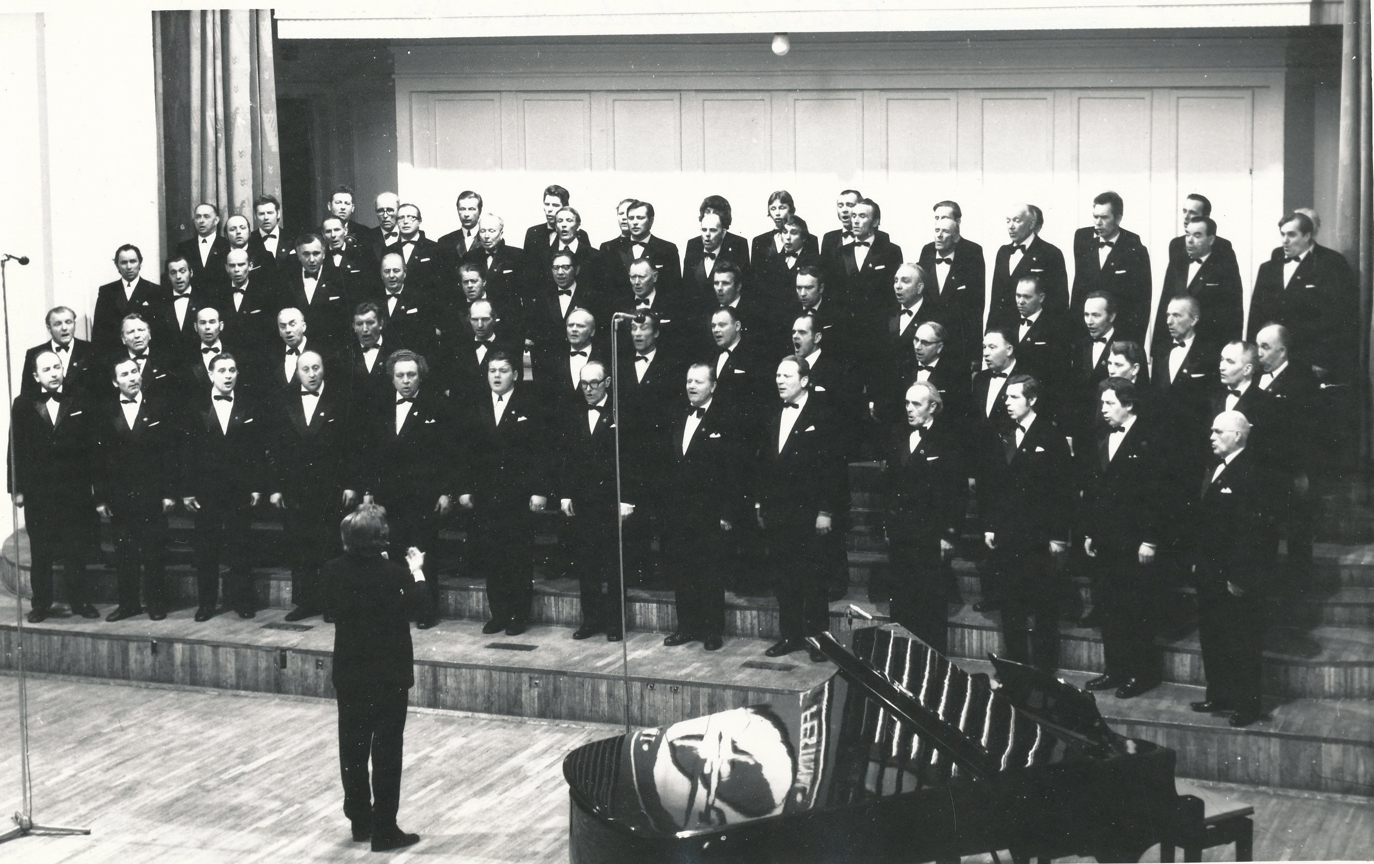 Foto.Võru  Meeskoor esinemas "Estonia" kontserdisaalis üleliidulise taidlusfestivali III voorus 6.märtsil 1977.a.