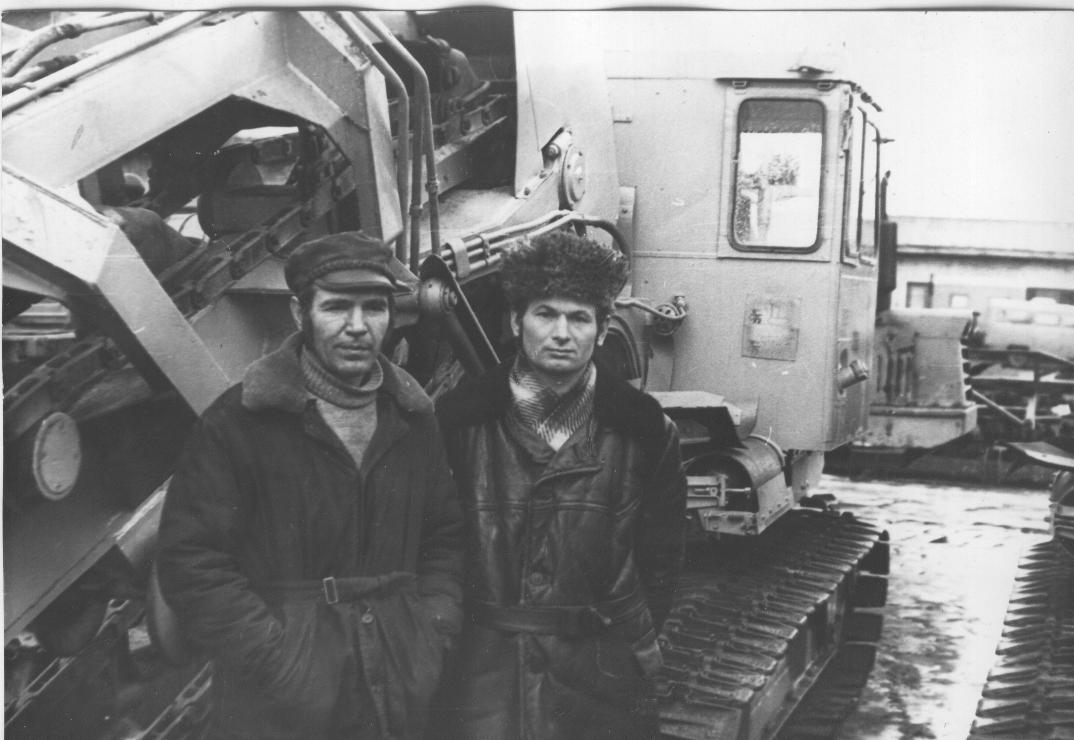 Foto. Võru EPT drenaažiekskavaatorijuhid Vello Kallas ja Aleksander  Sooro 1983.a.
