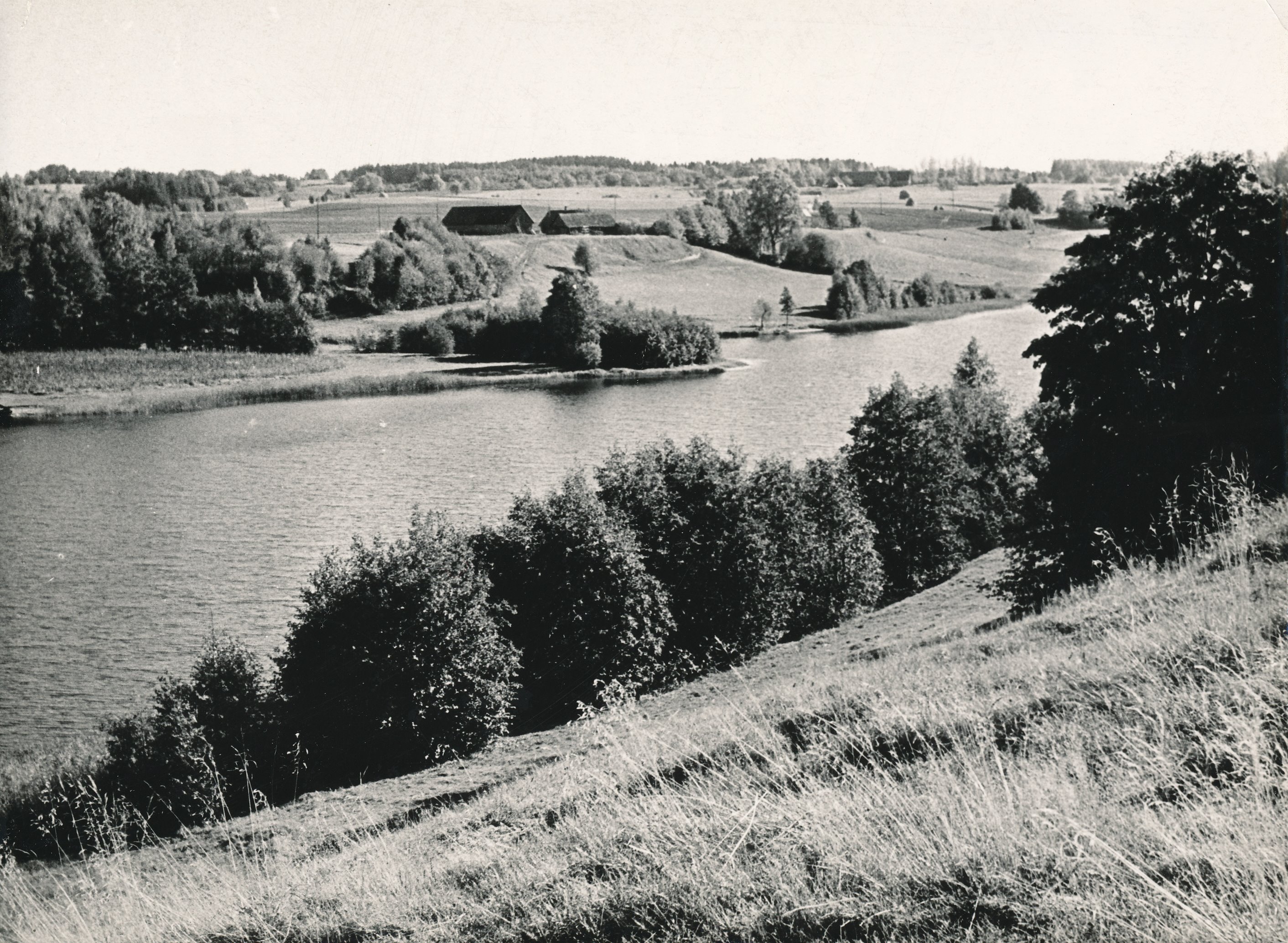 Foto. Kahrila järv Rõuge vallas, Vastse-Nursist 1,5 km kaugusel 1980.aastatel.