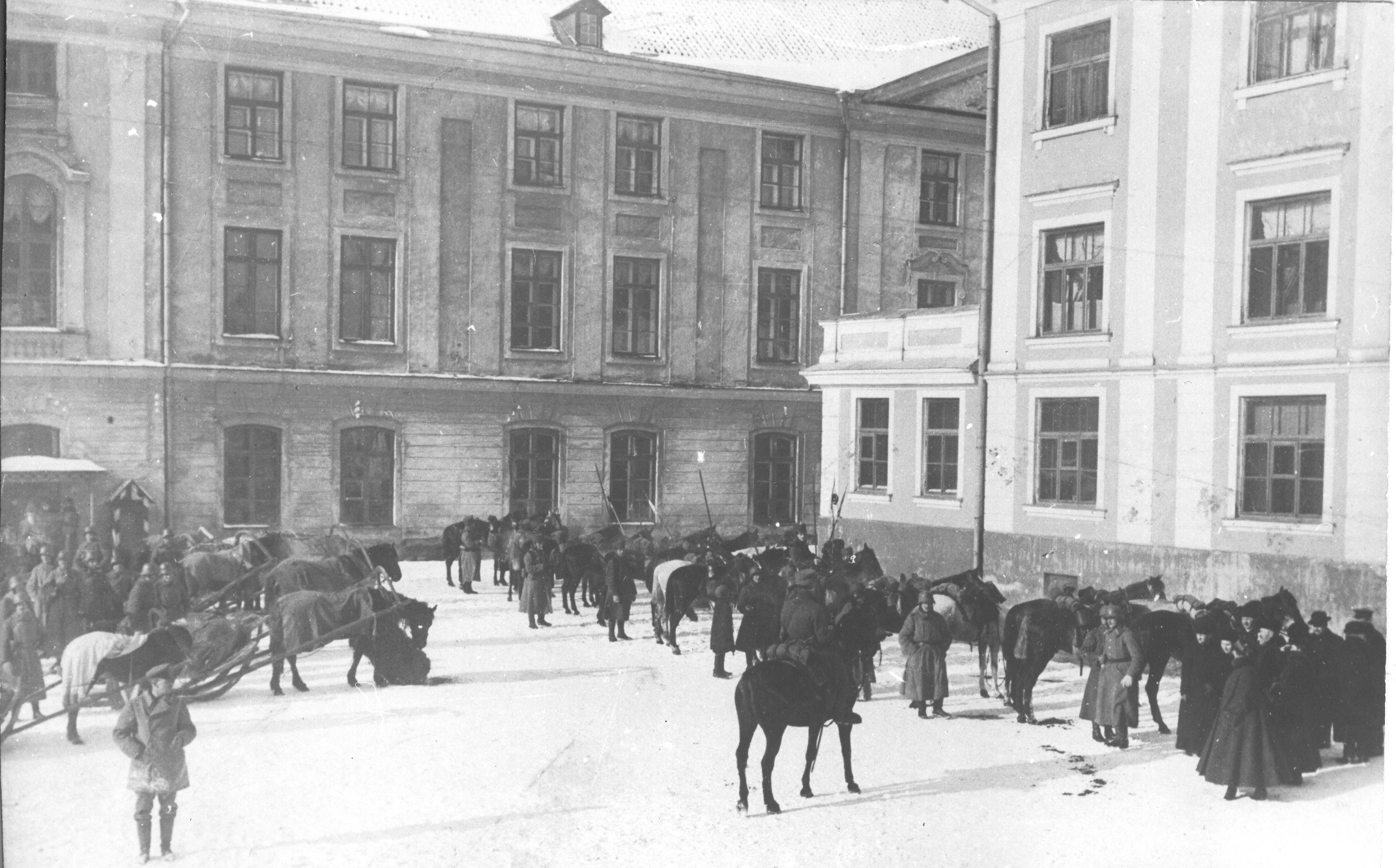 Foto. Saksa okupatsiooni väeosa Tallinnas Toompea lossi ees