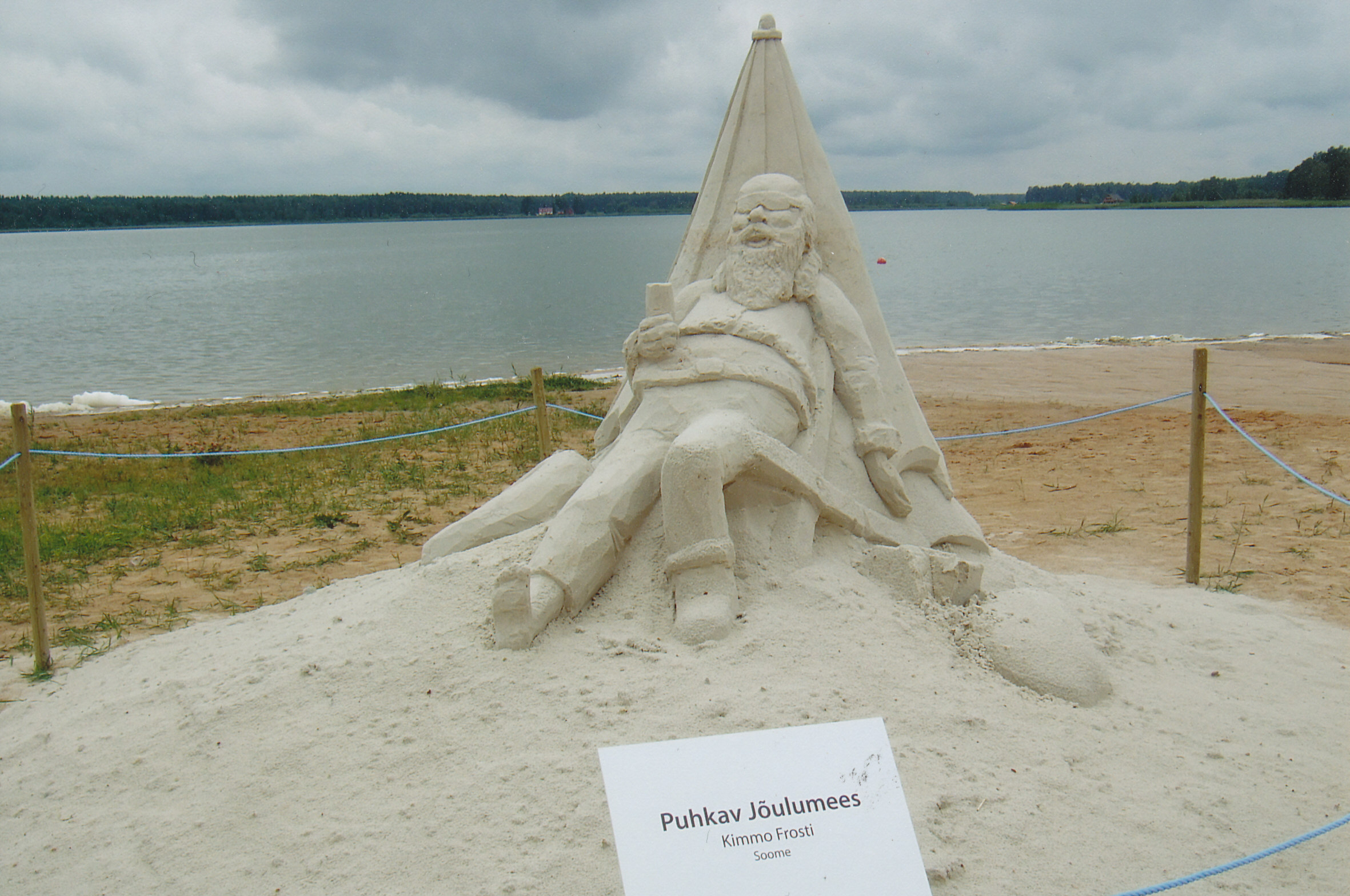 Foto "Liivaskulptuur Puhkav Jõulumees.autor Kimmo Frosti Soomest"2008.a.juulis