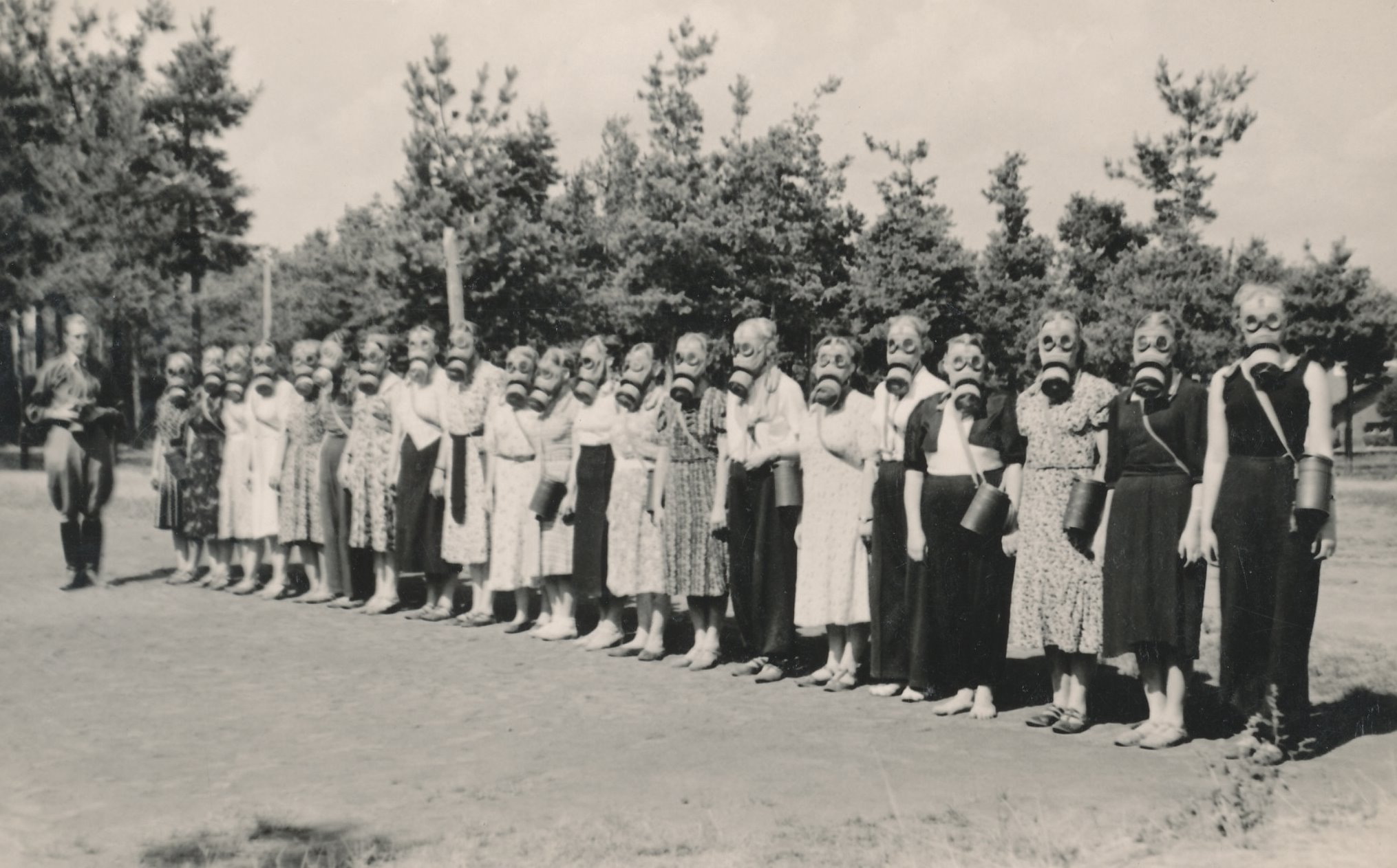 Foto.Vabariiklikud õpetajate tsiviilkaitse kursused 1939.a. suvel Võru kasarmute juures.Vasakult 14 Anni Rinne.