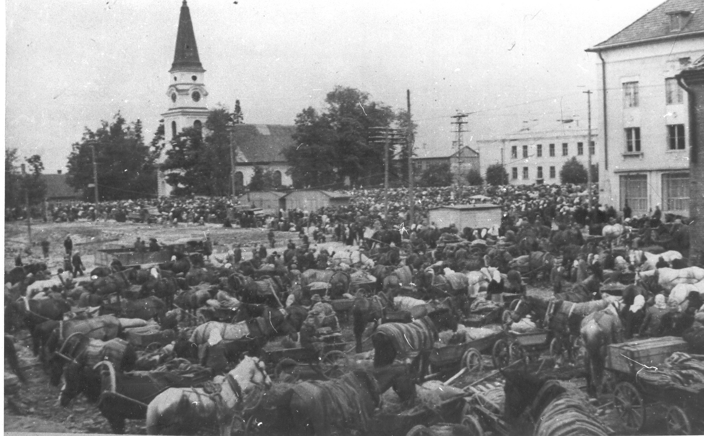 Foto. Laat Võru turuplatsil 1940.aastate lõpul