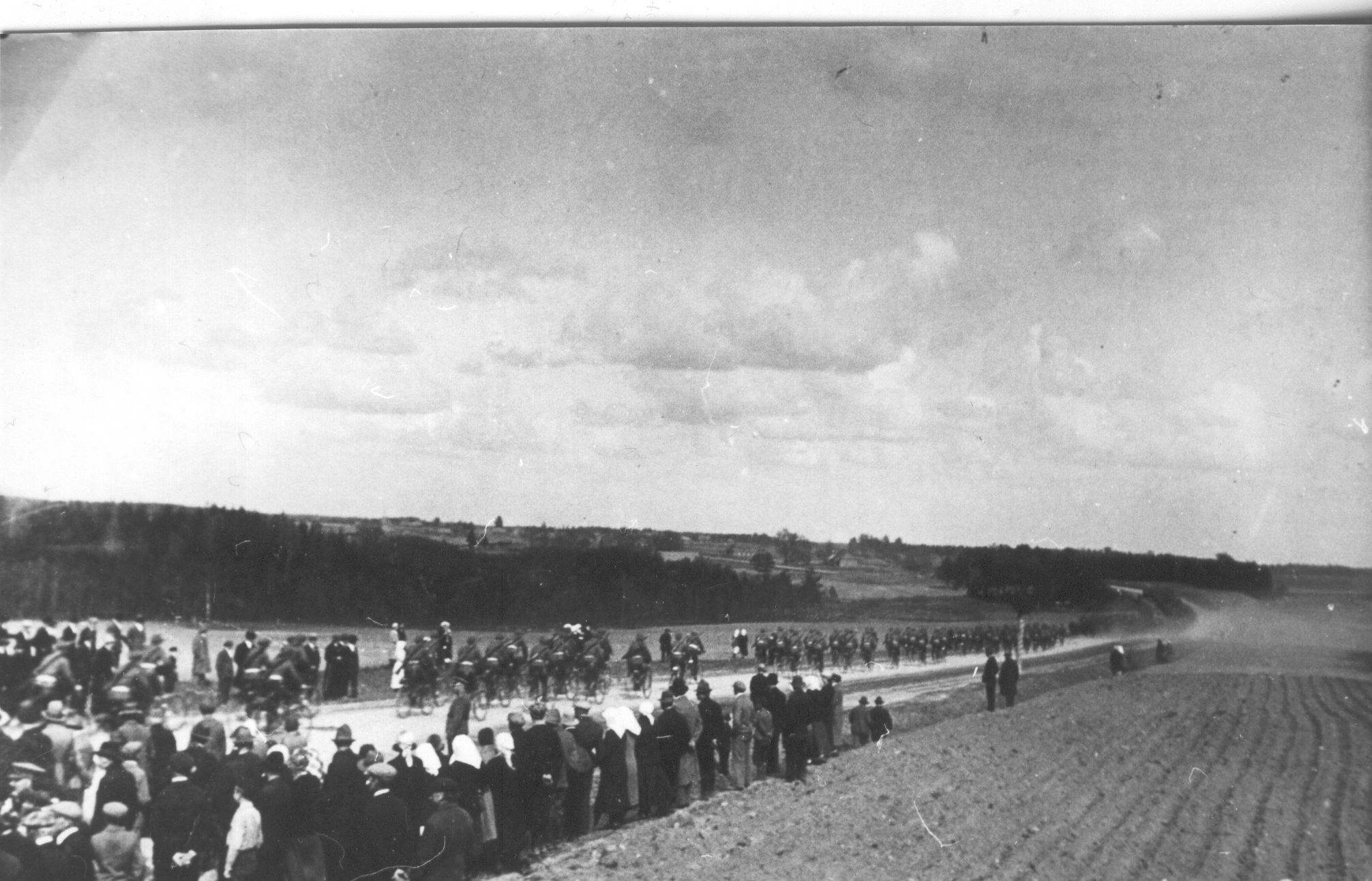 Foto. Mälestussamba avamine Vabadussõjas langenutele Missos Oravasaares,26.mail 1935.a. Fotol jalgratturite rühm.