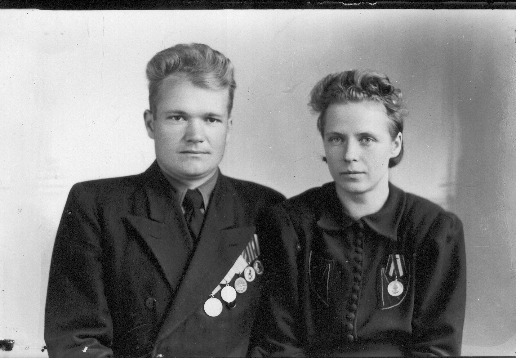 Foto. Portreefoto Evald ja Elfriede Reinost abiellumisel 1945.a. Evald Reino töötas Dr.Fr.R.Kreutzwaldi Memoriaalmuuseumi direktorina 1.septembrist 1948  - 31.jaanuarini 1951.a.