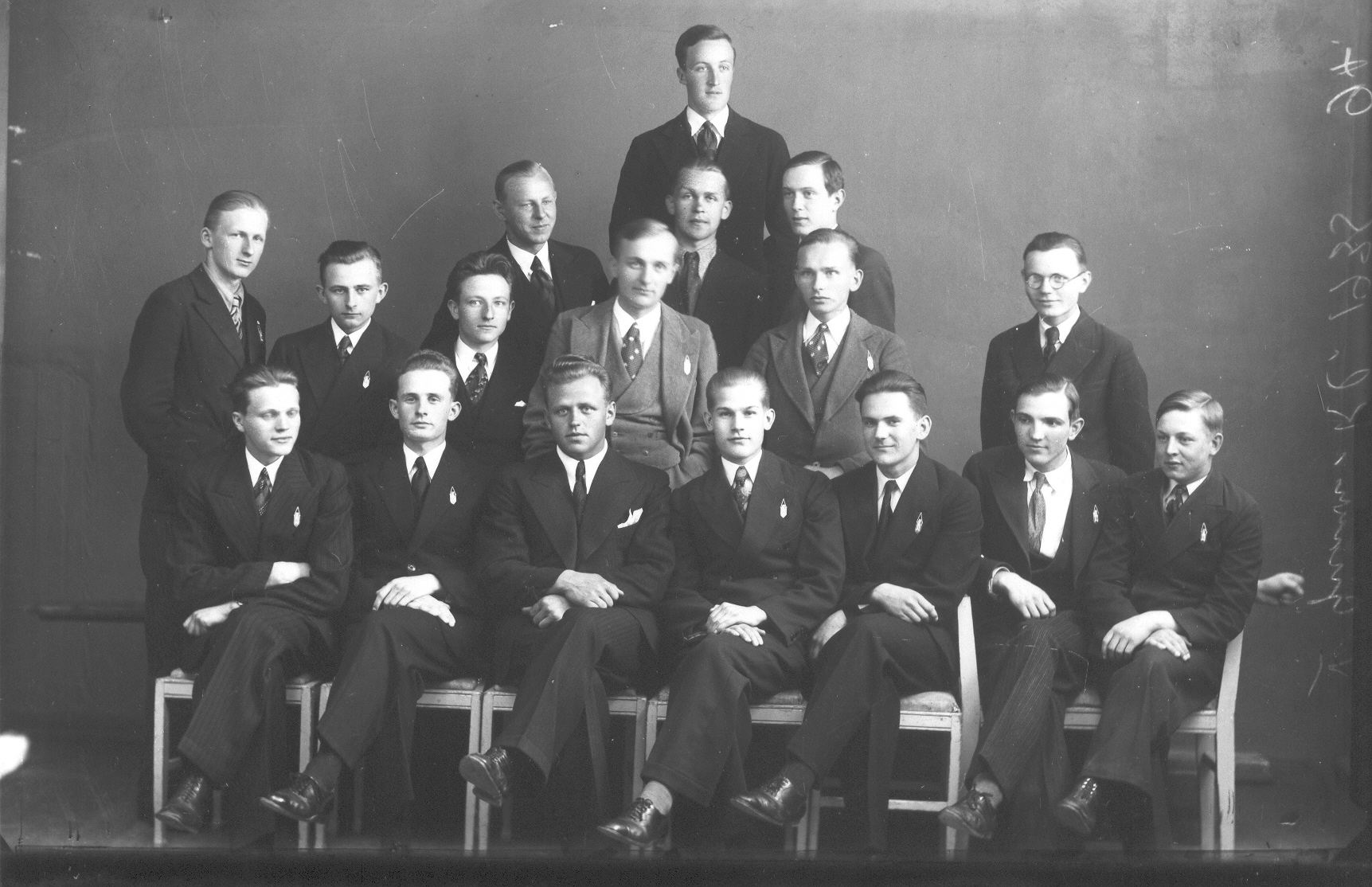 Foto. Võru gümnaasiumi  V klassi poisid , abituriendid ja õpetaja 1935.a. (VI lend).