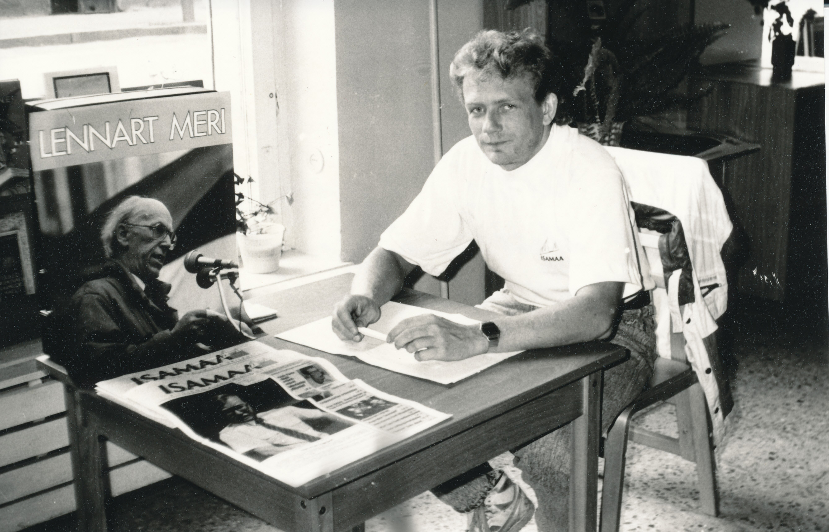 Foto. Võrulane Aivo Hütsi kogub allkirju  L. Meri ülesseadmiseks presidendi kandidaadiks 1992.a. augustis