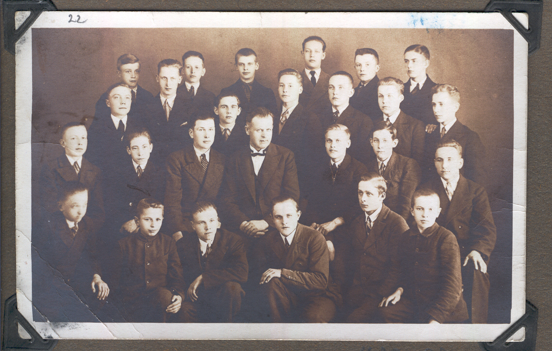 Foto.- Fotoalbum Võru Ühisgümnaasiumi abituurium 1937. Võru Poeglaste gümnaasiumi õpilased ja õpetajad enne 1937.a.