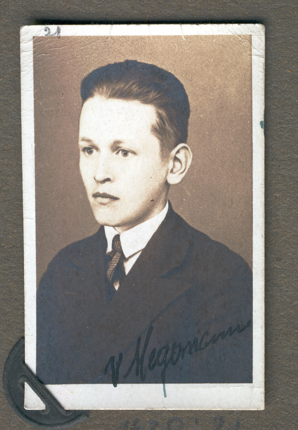 Foto.- Fotoalbum Võru Ühisgümnaasiumi abituurium 1937.Valentin Megomäe.