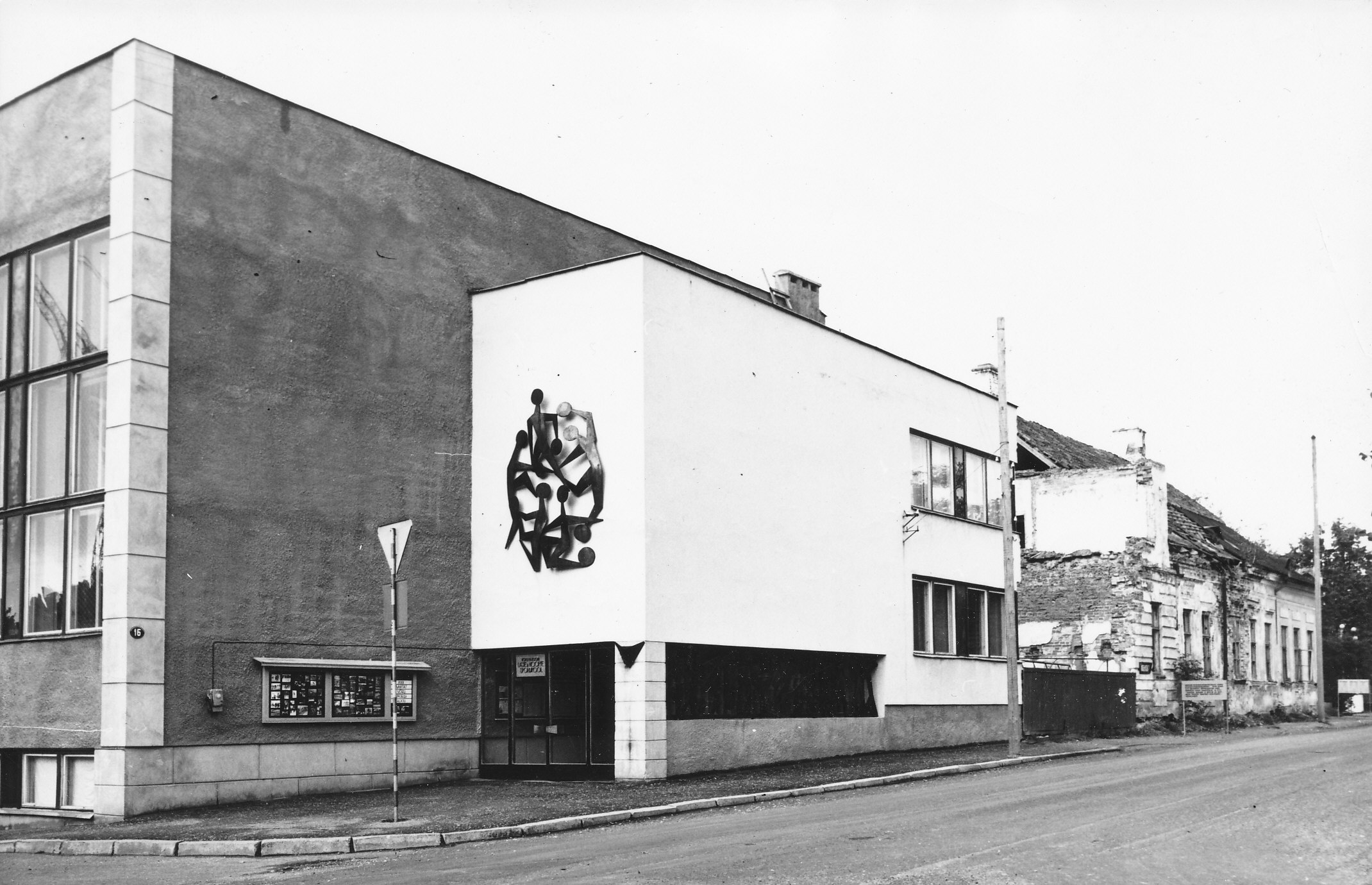 Foto. Võru Laste ja Noorte Spordikooli ja endise Krümmeri kooli esifassaad 1974.a.