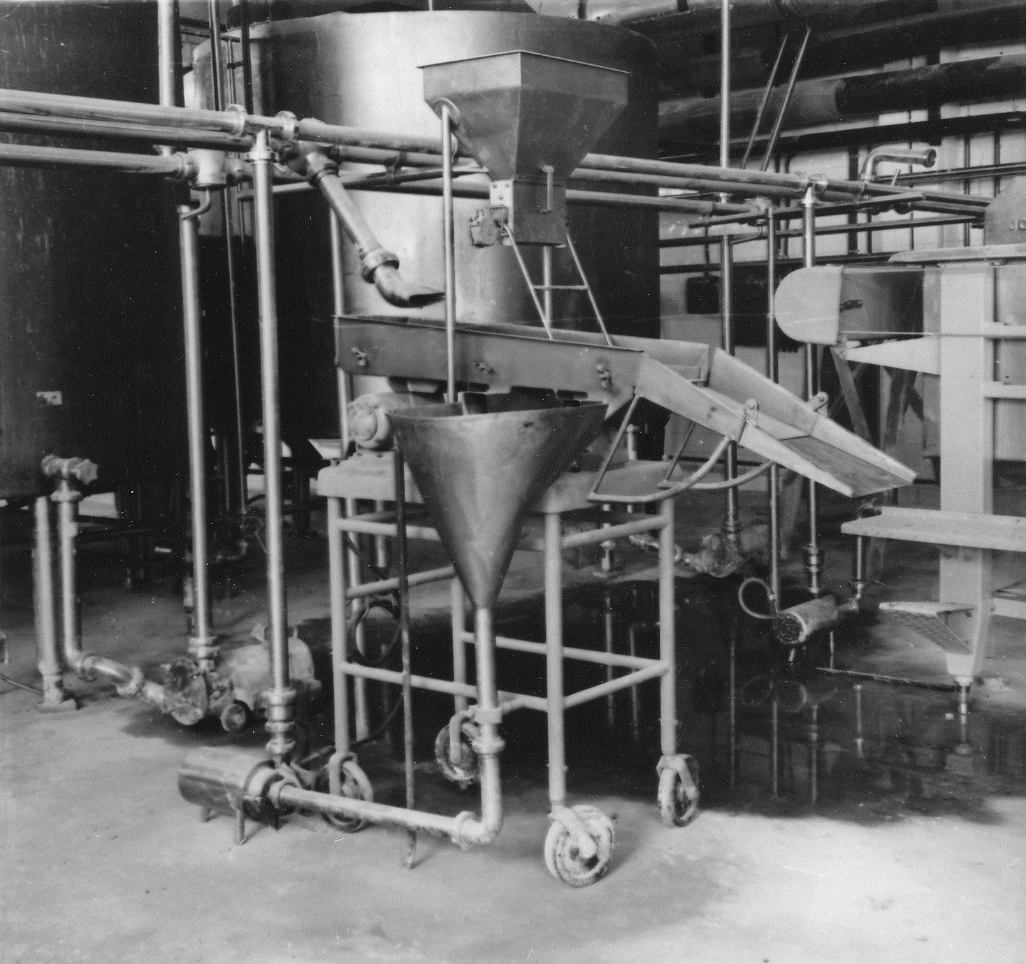 Foto.  "Vene" ja "Võru juustu vormimise seade  Võru Piimatoodete Kombinaadis 1969-1976