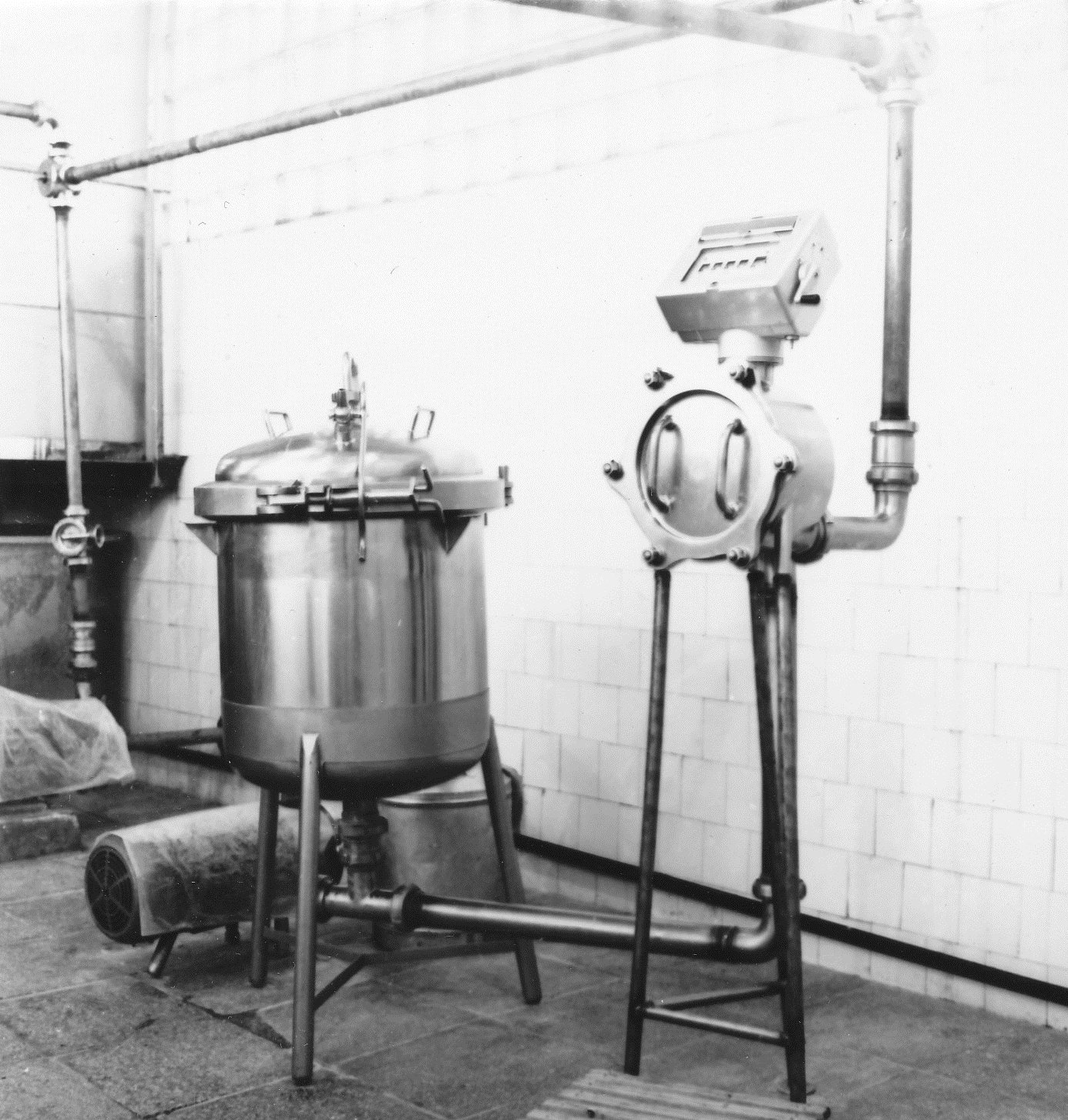 Foto.  Piima vastuvõturuum Võru Piimatoodete Kombinaadis, piima hulga lugeja 1969.a.