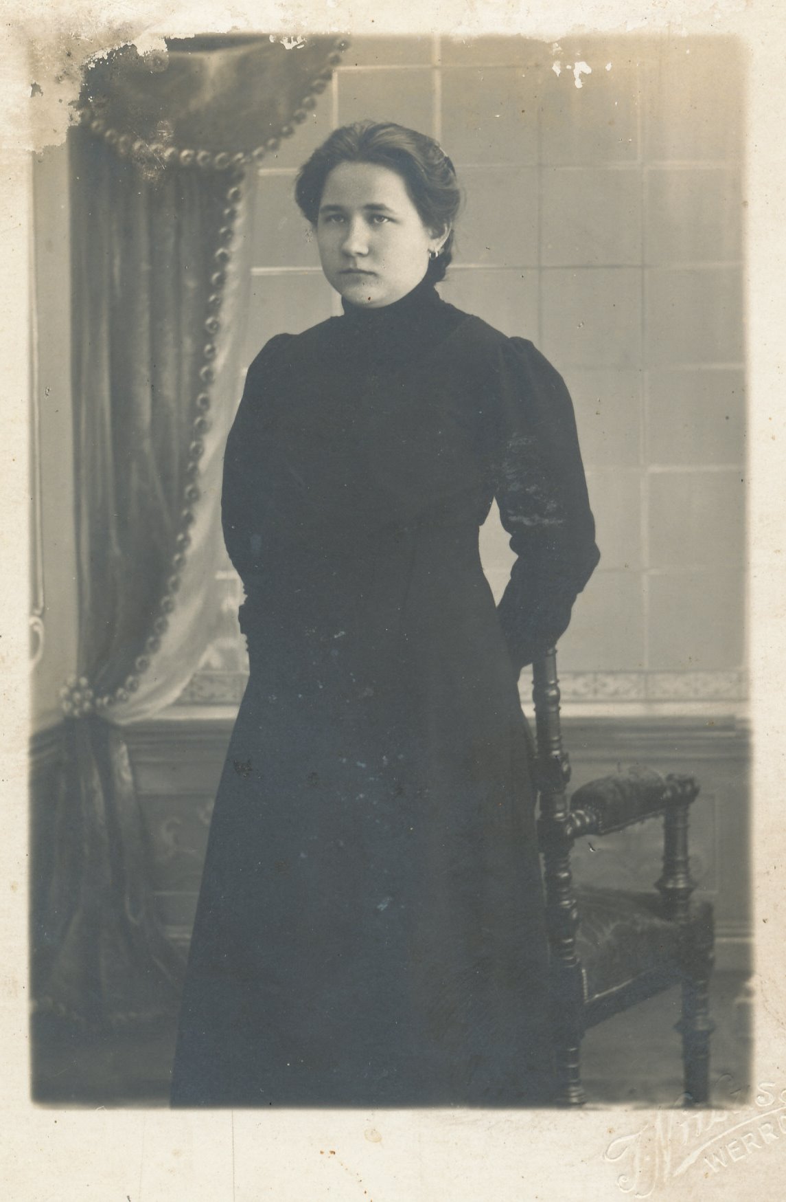 Foto. Vaher, Julie - esimene Osula (Sõmerpalu) algkooli juhataja pärast kooli valmimist 1936.a.