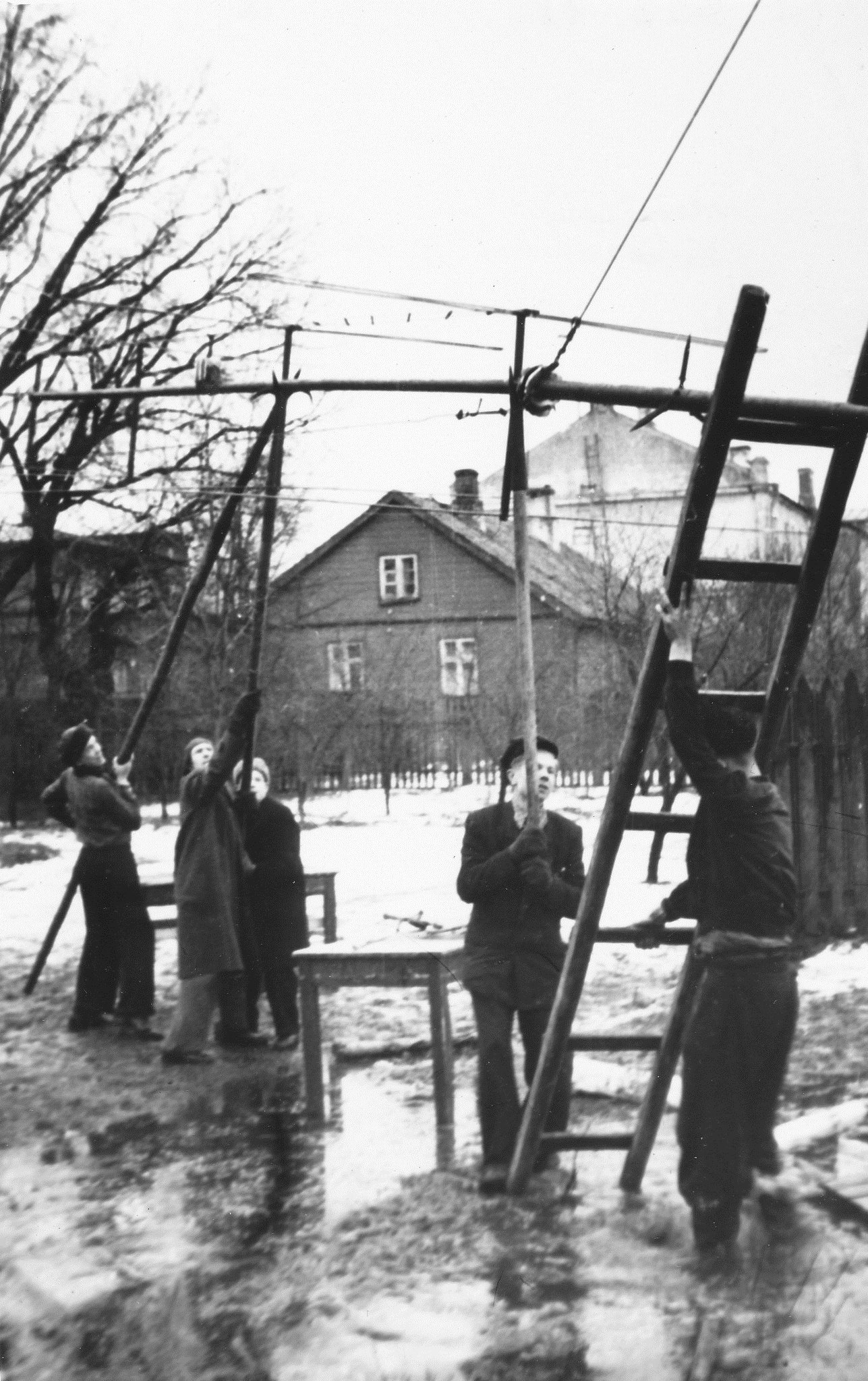 Foto. Televiisoriantenni püstitamine Võru Pioneeride Maja raadioringi poolt  1957.a.