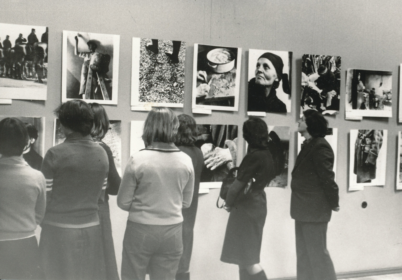 Foto. Külastajad tutvumas  Ungari fotograaf L. Tabak  näitusega "Ungari eile ja täna" 8.detsembril 1978.a.