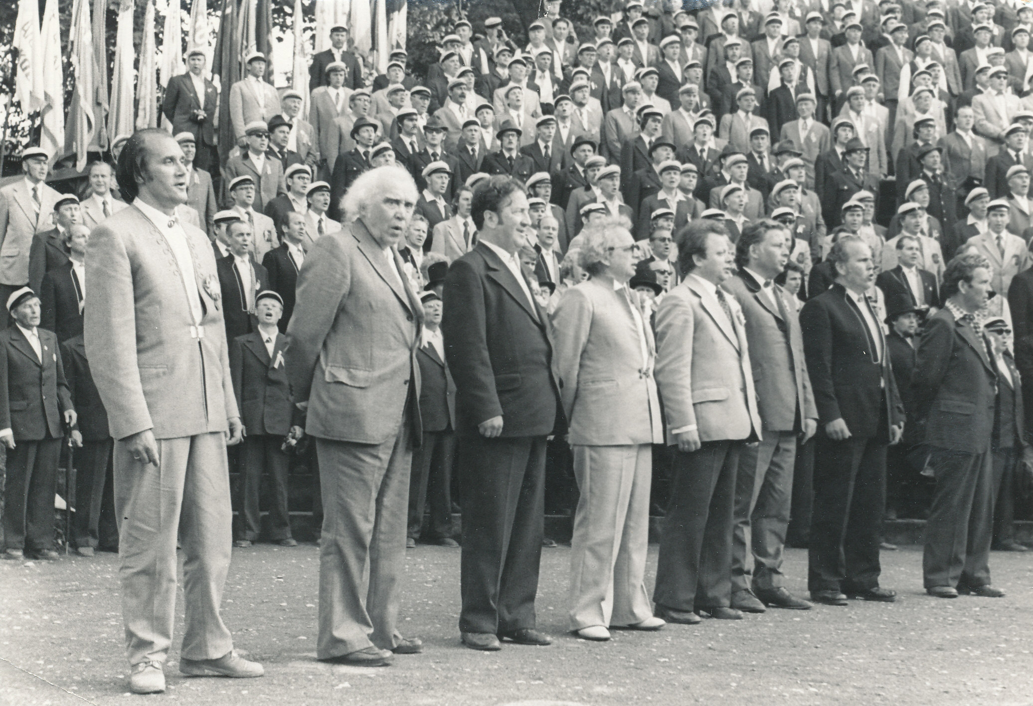 Foto.Laulupäeva kontserdi lõpp- ühendatud meeskooride ees seisavad juhid, toimub nende autasustamine Viljandis 25.juunil 1978.a. Vasakult teine Gustav Ernesaks.