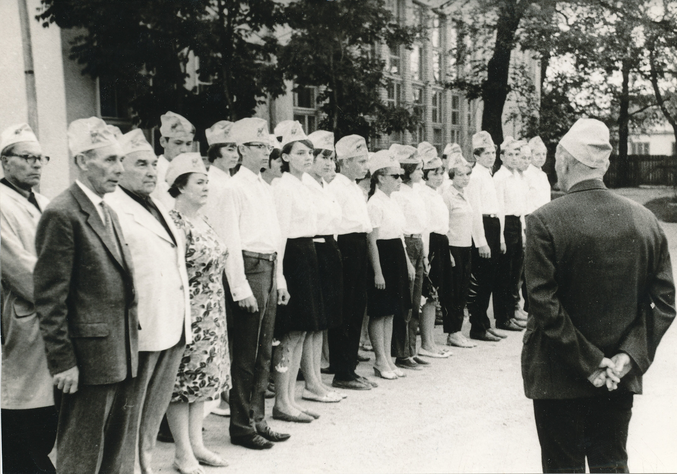 Foto. Matkast "Lahingukuulsuse radadel" osavõtjad rivis Võru kultuurimaja Kannel juures 1967.a.