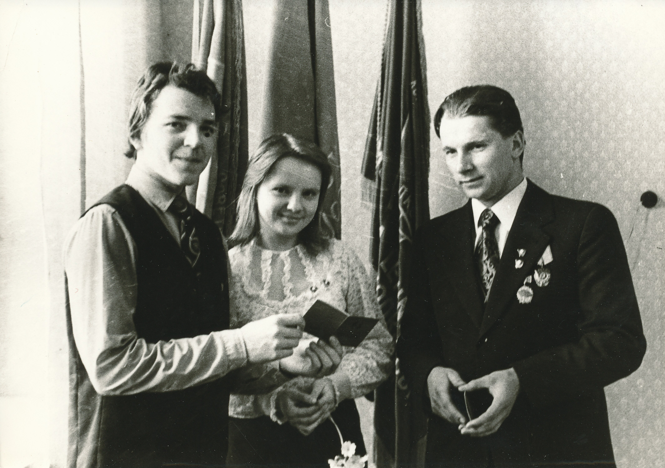 Foto. Uute komsomolidokumentide kätteandmine 5.aprillil 1975.a. Paremal Ago Raudvassar Oktoobri Lipu kolhoosist.