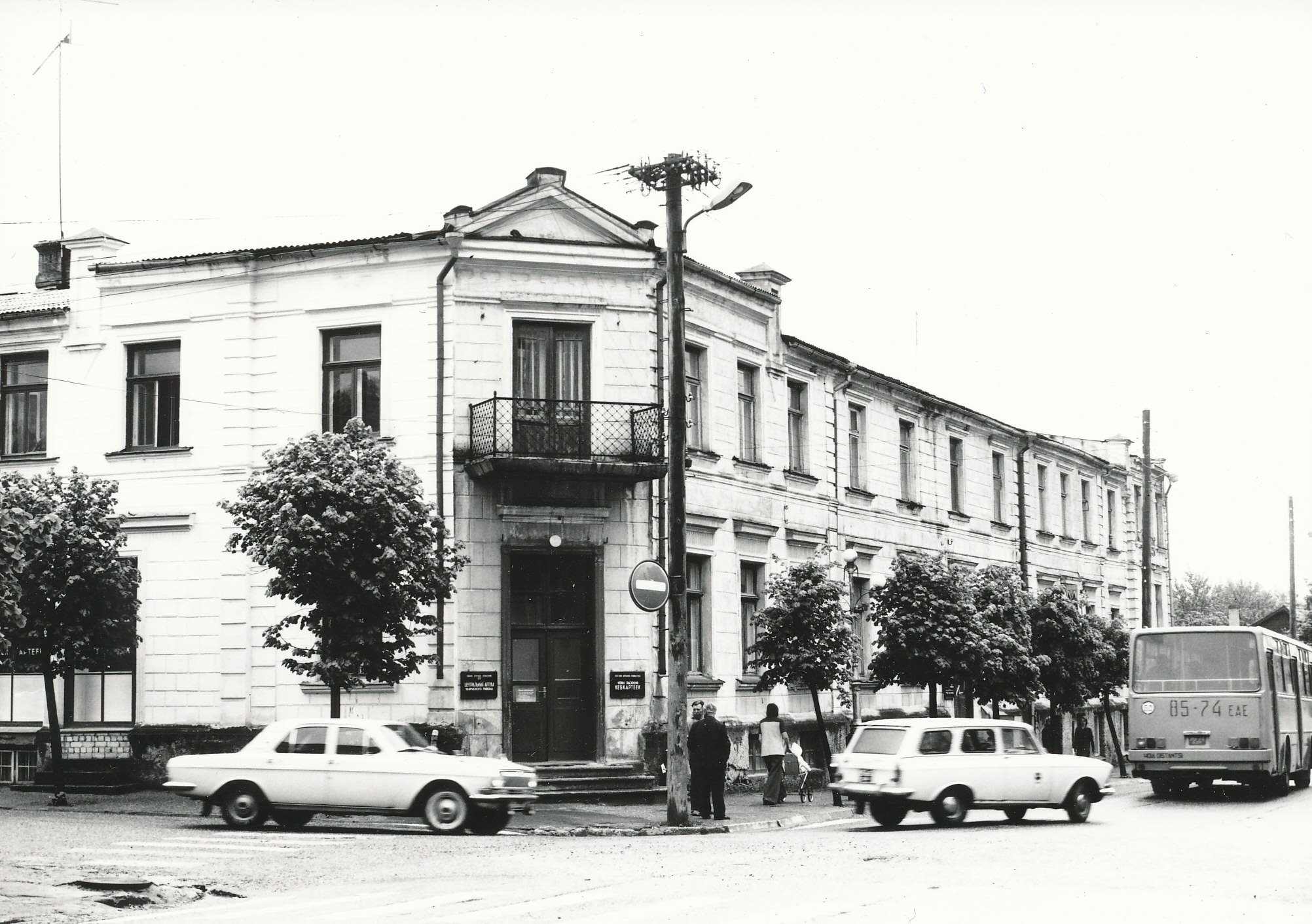 Foto. Võru Apteegihoone, kus a. 1917-1918 ja 1918-1919 asus Võru Töörahva Saadikute Nõukogu Täitevkomitee mais 1977.a.