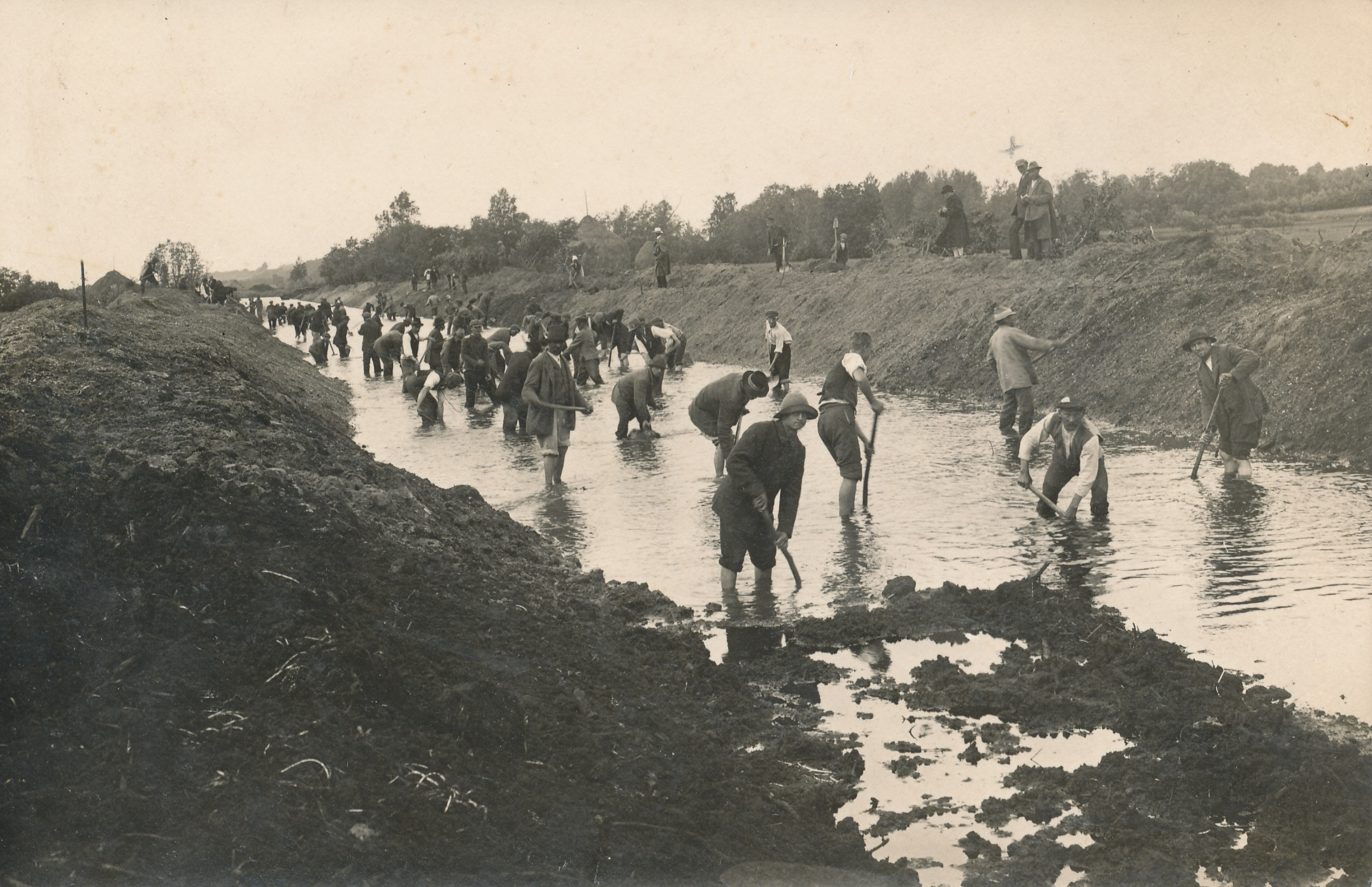 Foto. Mustajõe süvendamine  Roosikal 1926.a. Töölised lätlased,töödejuhataja Leonhard Sandt (Salveste) paremal kaldal vasakult teine ( +)
