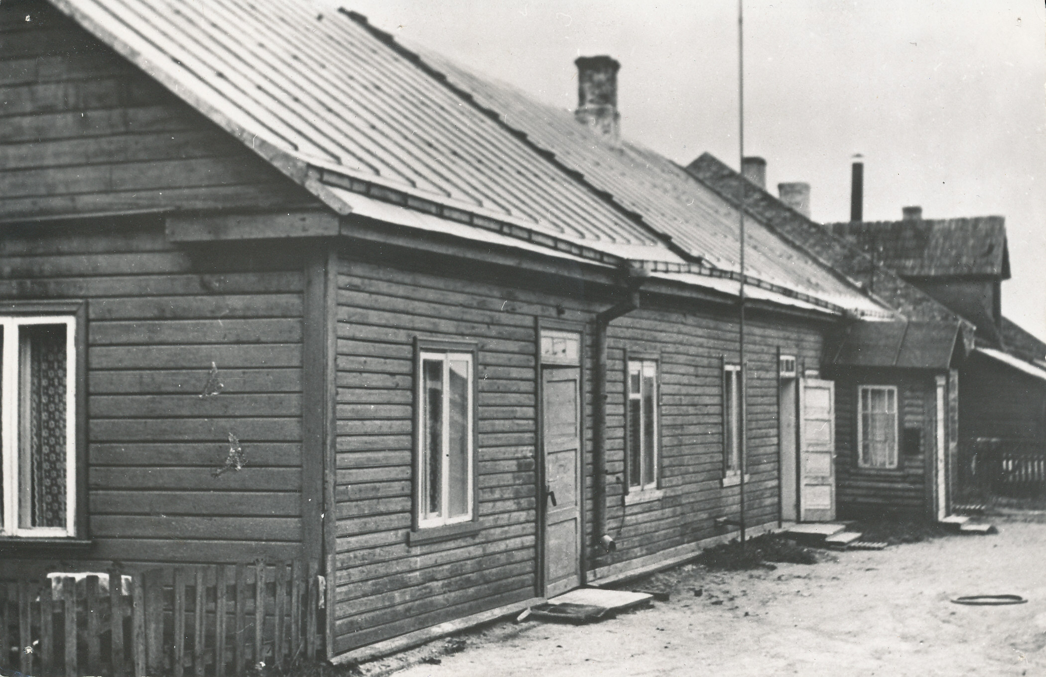 Foto. Hoone Võrus Petseri t. 20 kus paiknes sõjajärgseil aastail teeninduskombinaadi esimene kontor 1967.a.