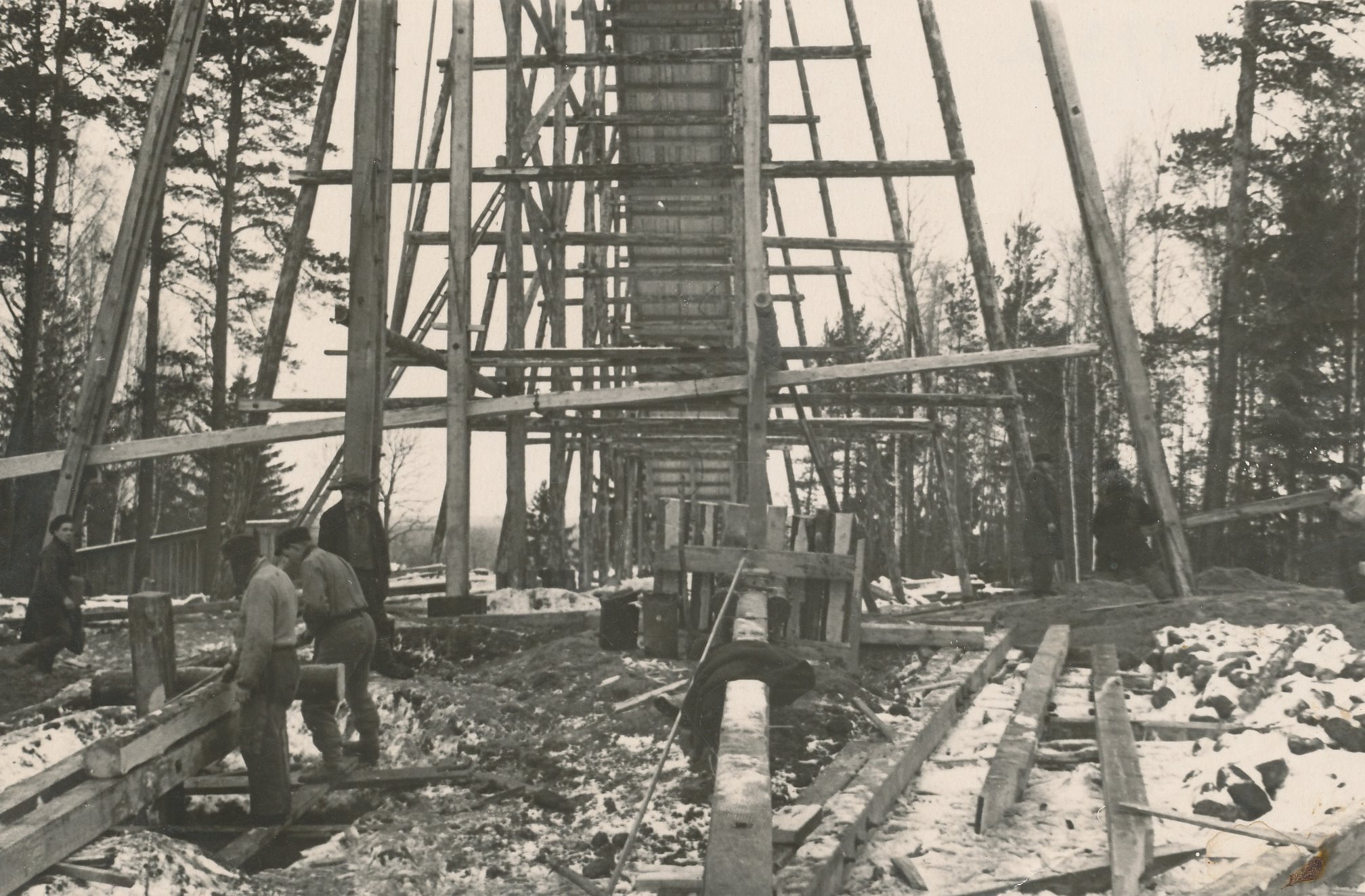 Foto. Kasaritsa - Meegomäe suusahüppetrampliini ehitustöödel 1949.a. talvel.