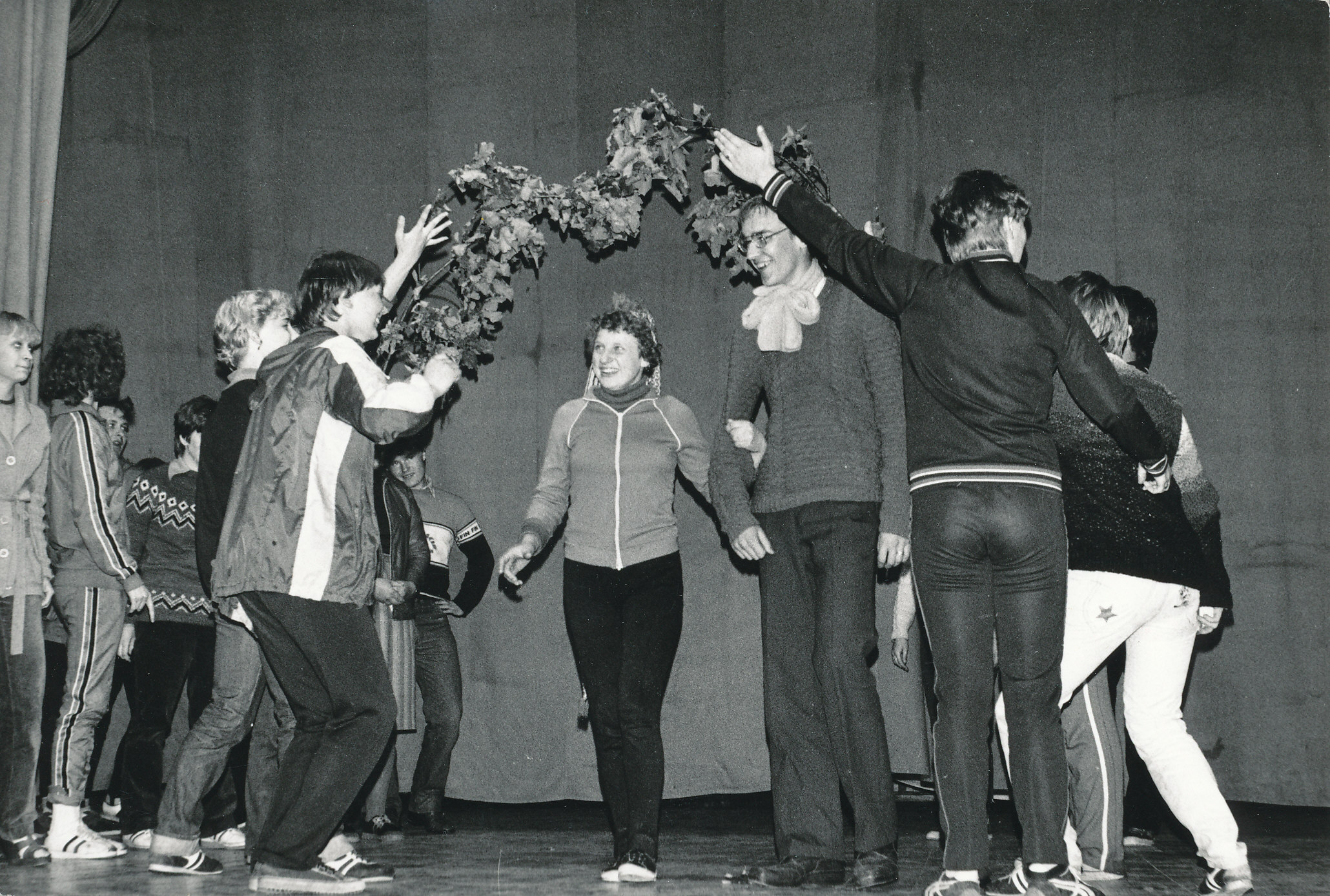 Foto. Võru rajooni suvepäevad Rõuges 1982.a. Esinevad Võru I Keskkooli 11.a klassi õpilased.