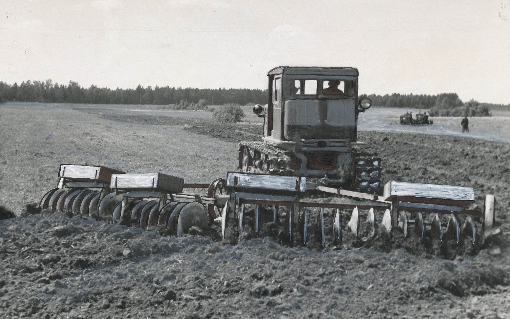 Foto.  Räpina rajooni K.Marxi nim. kolhoosi põllumajandusliku artelli traktorist S. Menov kesa harimas 1953.a. septembris.