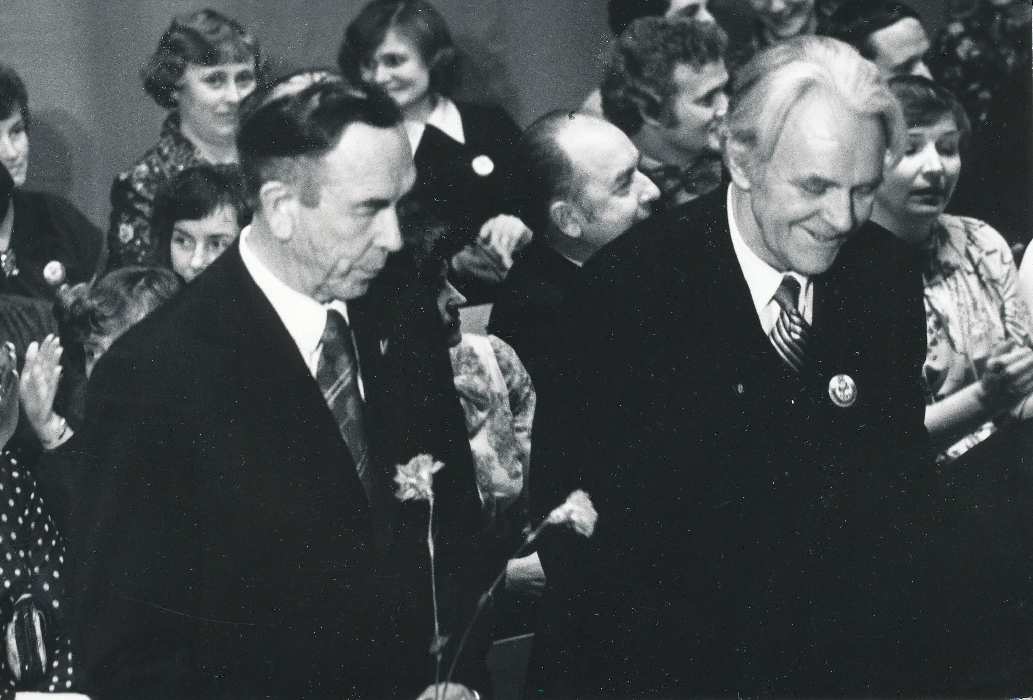 Foto. Võru Laste Muusikakooli 25. aastapäeva pühitsemine 12. detsembril 1981.a.Tänatakse õpetajaid Samuel Onnot ja Hendrik Juurikat.