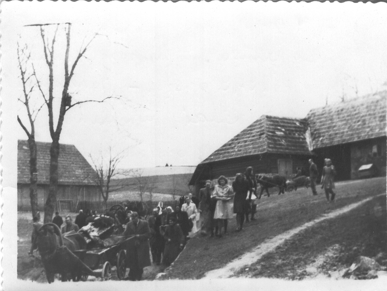 Foto. Orelimeister Jakob Kriisa matuserong väljumas kodutalust 11.mail 1949.a.