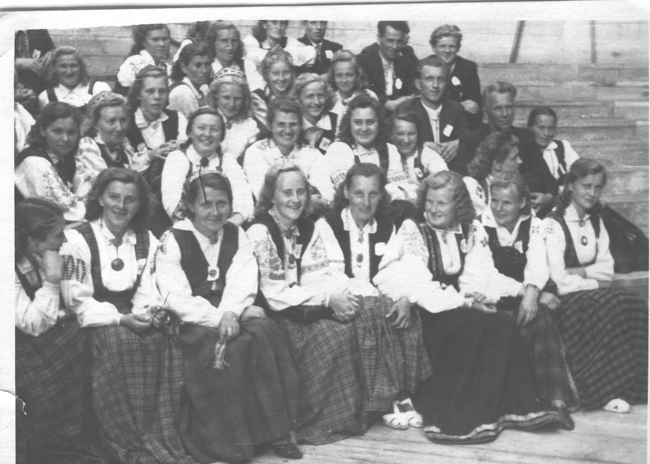 Foto. Aluksne rajooni kultuurimaja isetegevuslased  Vastseliina rajooni I  laulupeol 22.juulil 1951.a.