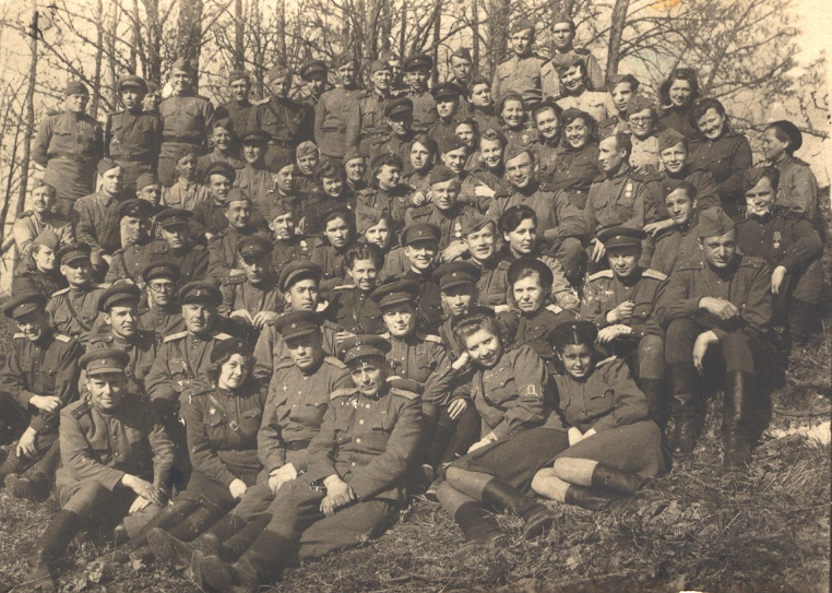 Foto. Eesti Laskurkorpuse 249.diviisi 267. Üksiku-Med-San. Pataljoni täiskoosseis 9.mail 1945.a Kuramaal.