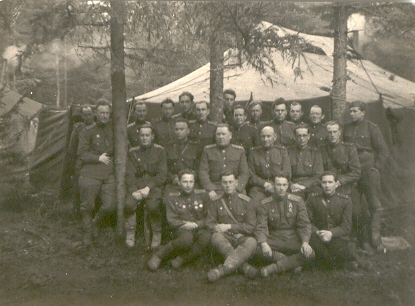 Foto. Grupp 8. Eesti Laskurkorpuse  agitaatorite nõupidamisest osaavõtjaid 20.aprillil 1945.a. Kuramaal.
