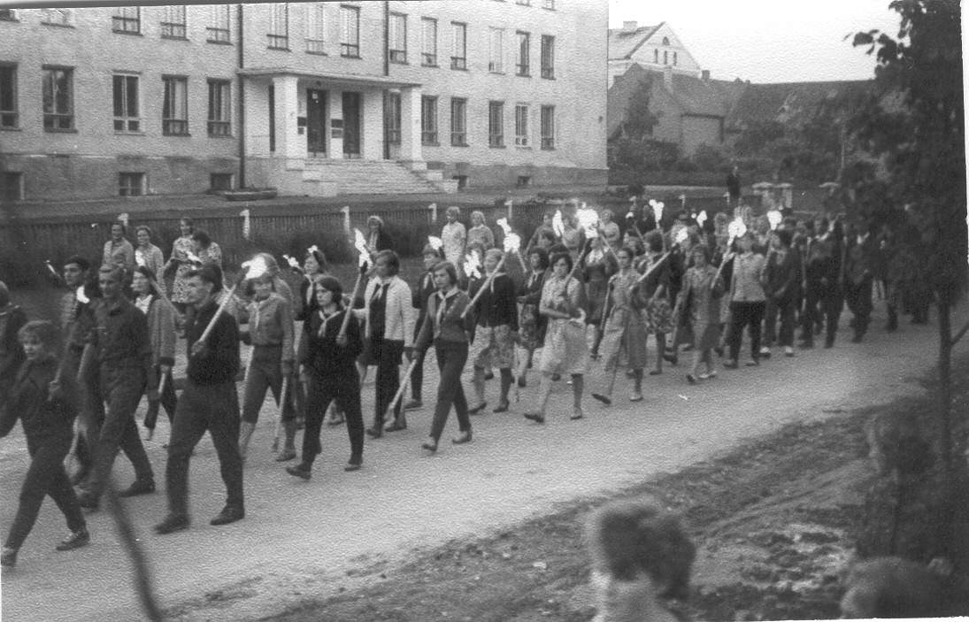Foto. Fr. R. Kreutzwaldi nim. Võru I Keskkoli õpilaste rongkäik 9.mail 1966.a.  teel kalmistule.